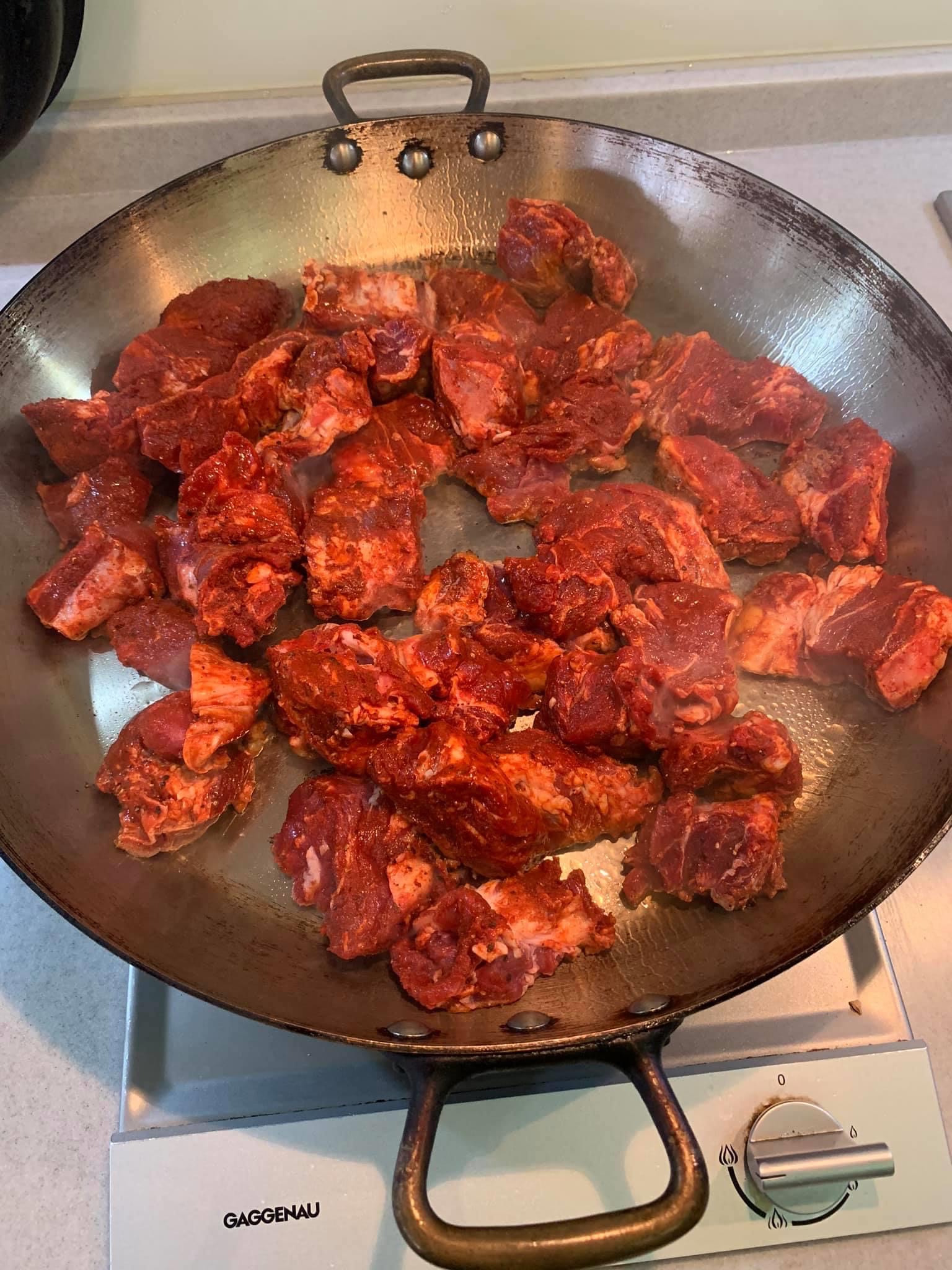 等鍋熱油熱再放肉，便不用怕沾鍋。