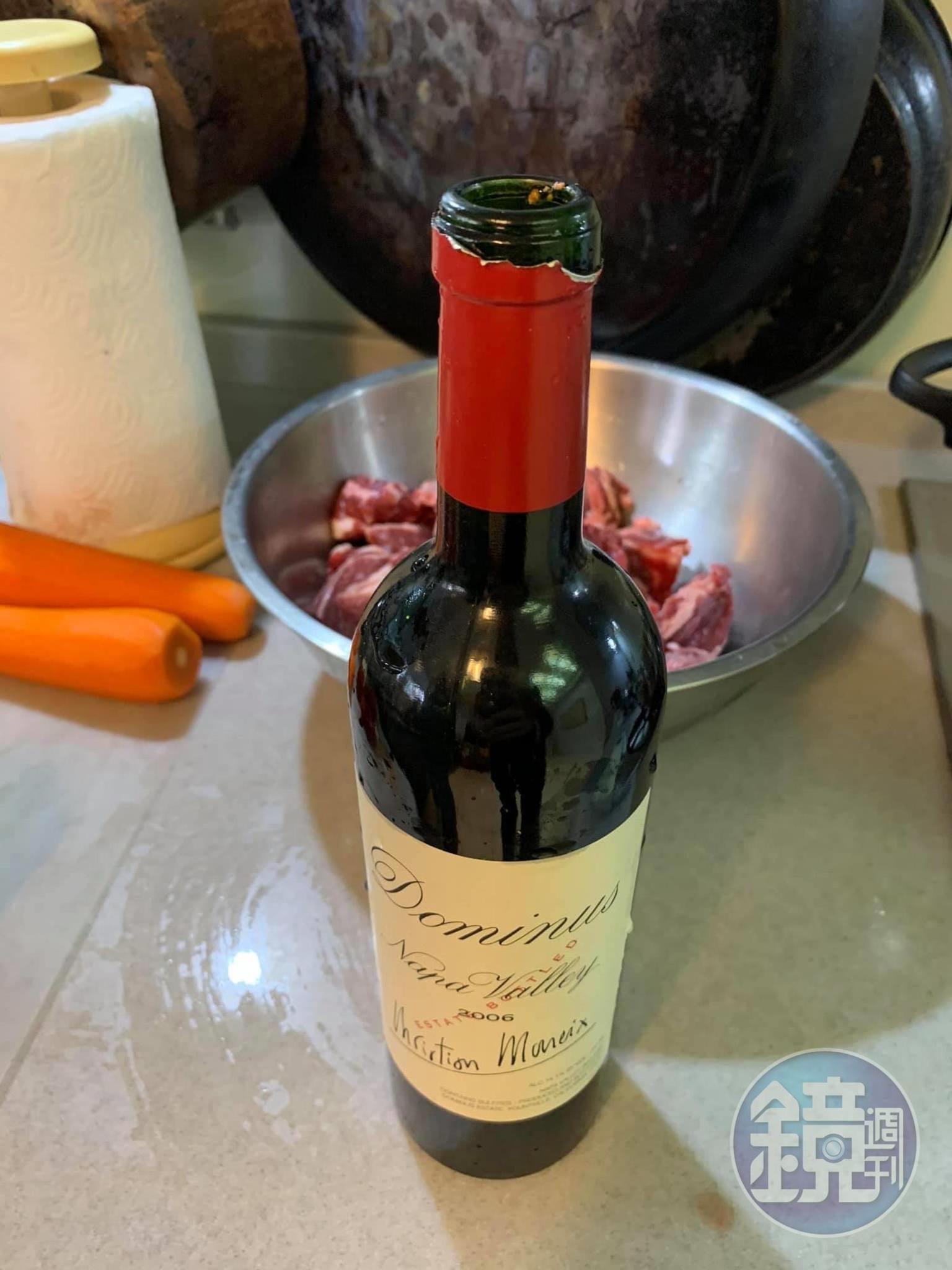 我會倒一整瓶紅酒去煮牛肉，所以不需要用太好的酒。