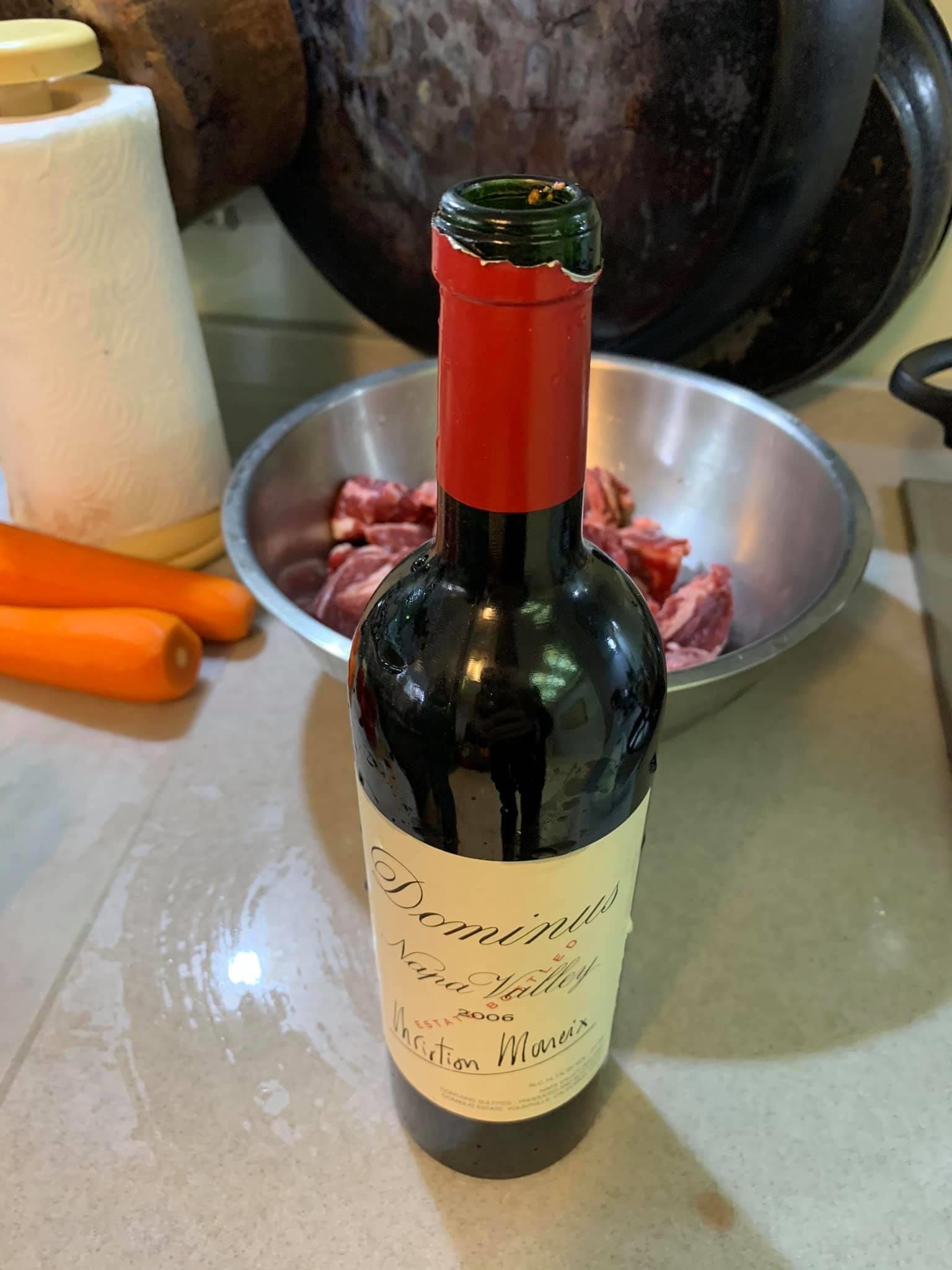 我會倒一整瓶紅酒去煮牛肉，所以不需要用太好的酒。