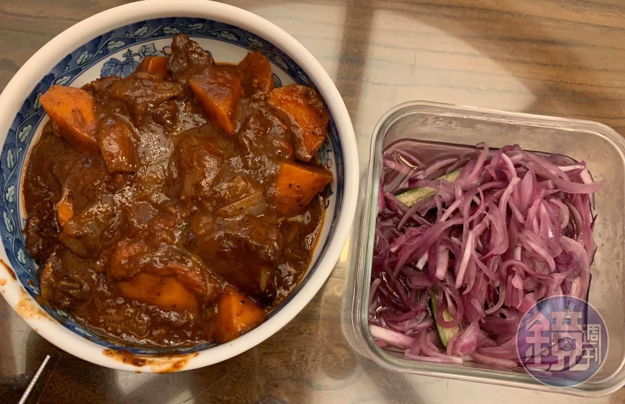 匈牙利燉牛肉的湯汁大概要收到這個程度，旁邊是涼拌洋蔥。