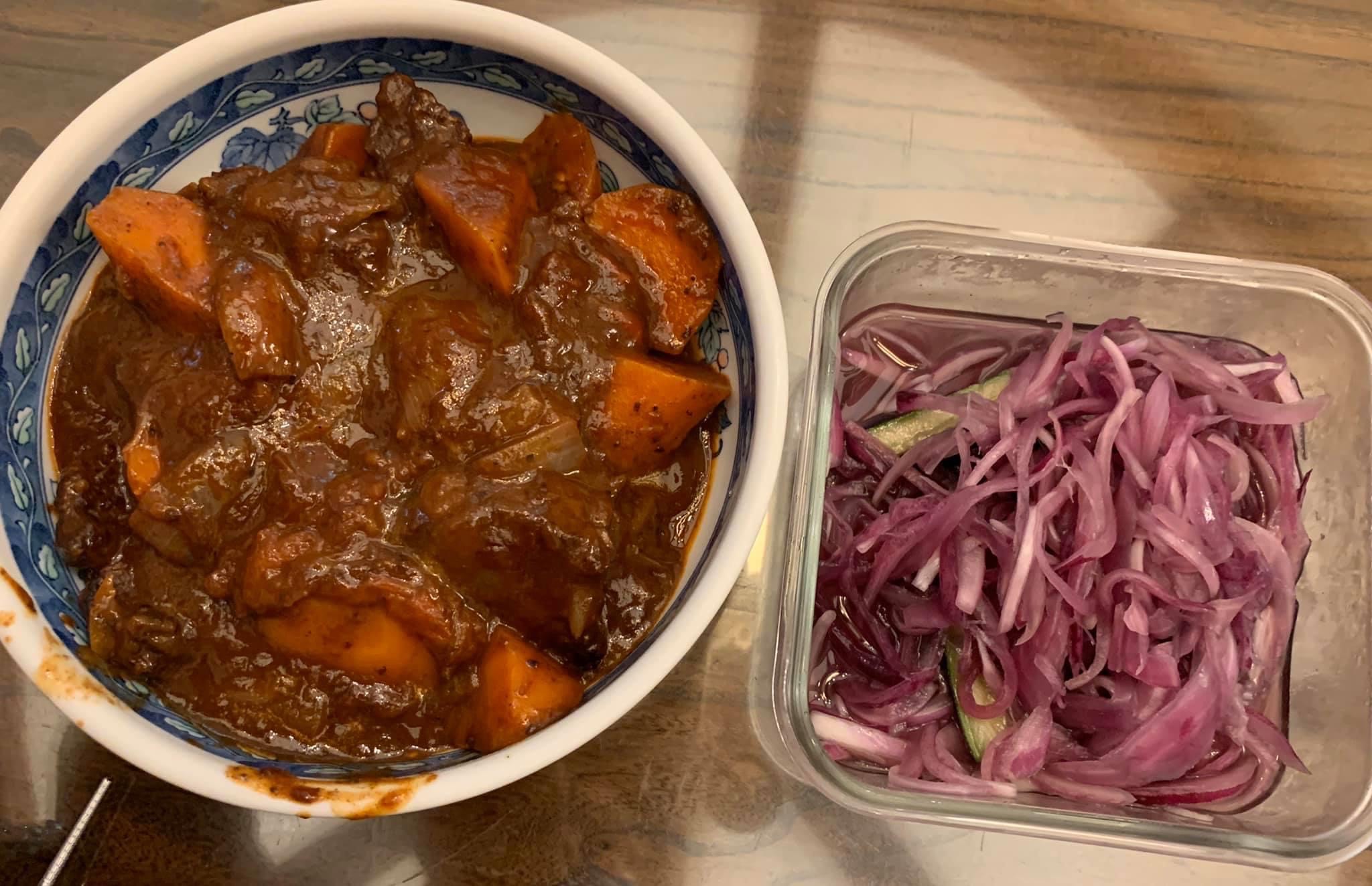 匈牙利燉牛肉的湯汁大概要收到這個程度，旁邊是涼拌洋蔥。