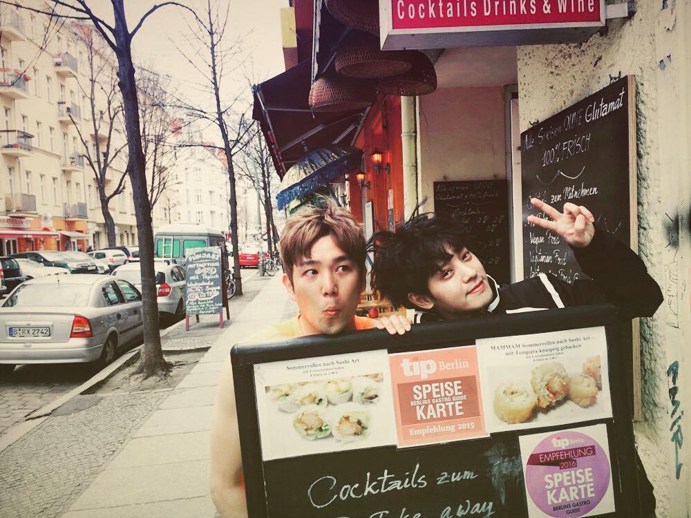 鄭俊英（右）2016年赴歐洲錄綜藝，涉嫌買春被罰鍰韓幣100萬元。（翻攝鄭俊英IG）