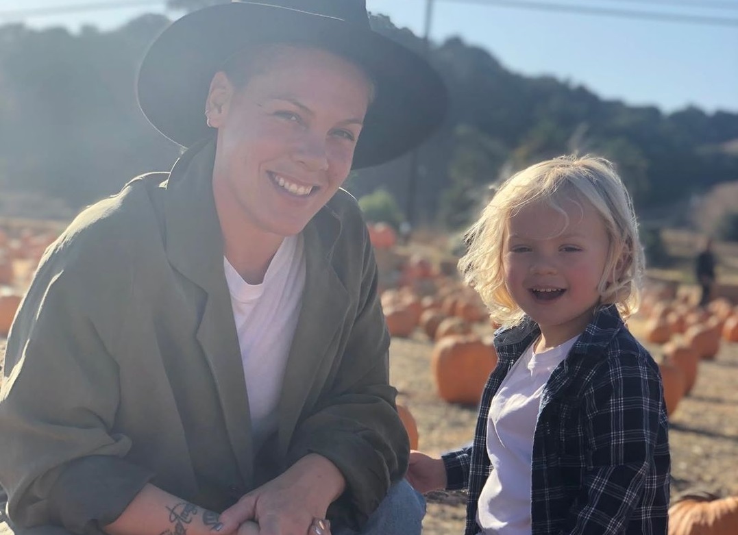 美國女歌手P!nk與3歲兒子都感染了新冠病毒，所幸如今已痊癒。（翻攝自P!nk IG）