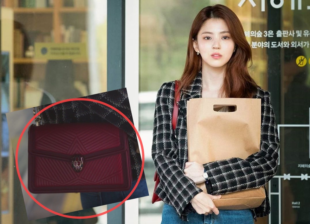 韓素希在《夫婦的世界》中，揹著寶格麗Serpenti Diamond Blast肩揹包壯膽對正宮出言恐嚇。（翻攝自網路）