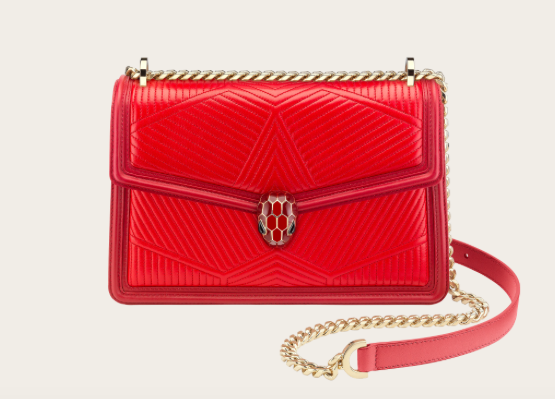 Serpenti Diamond Blast洋紅碧玉色Nappa皮革肩揹包。NT$92,500(寶格麗提供)