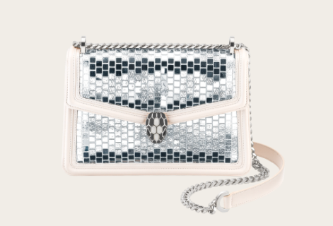 Serpenti Diamond Blast淨白瑪瑙色小牛皮肩揹包。NT$108,300（寶格麗提供）
