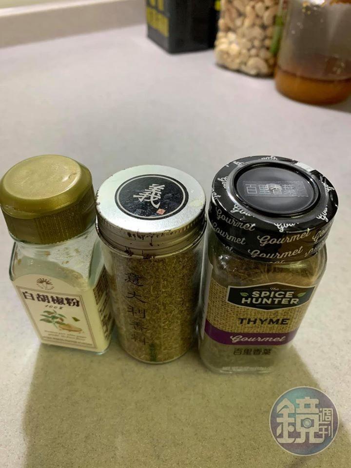 我常用的香料：白胡椒粉、義大利綜合香料、百里香葉，在一般超市都買得到。