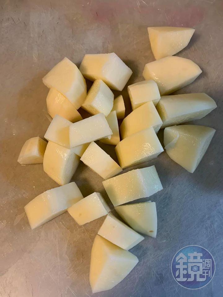 馬鈴薯也不要切太小塊。