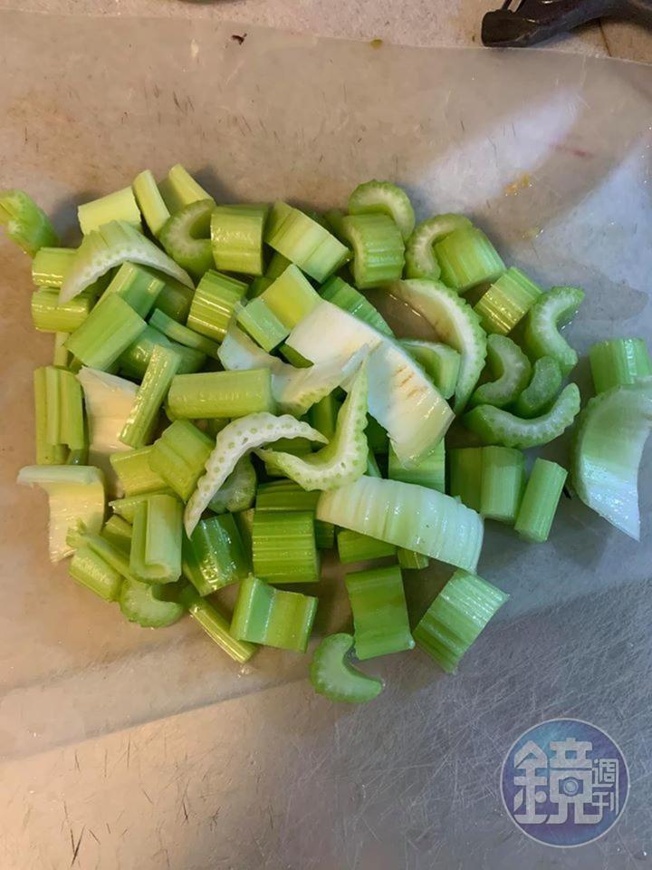 大芹菜切成這般尺寸即可。