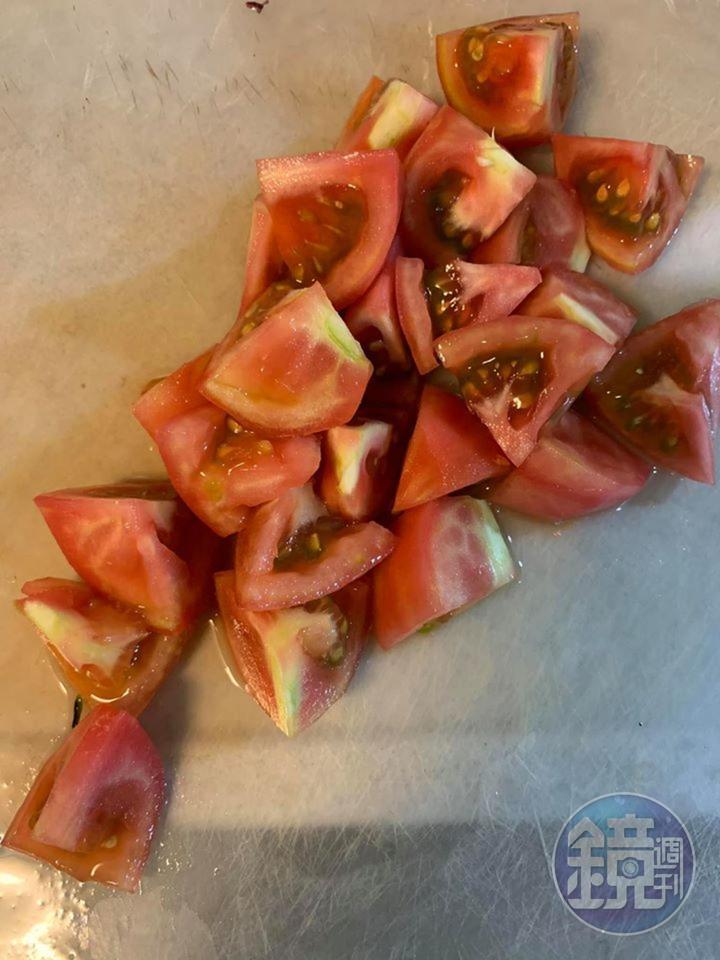 我喜歡將番茄先燙過或烤過去皮，不喜歡帶皮的口感。