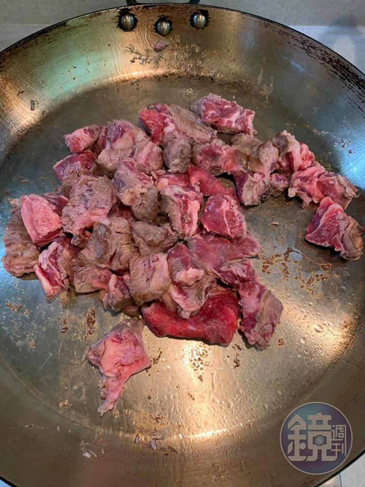 先用熱鍋熱油，將牛肉塊煎到半熟。