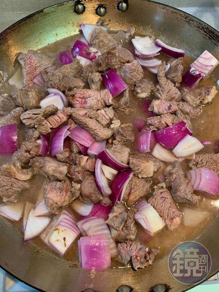 加入洋蔥翻炒到發出香氣。