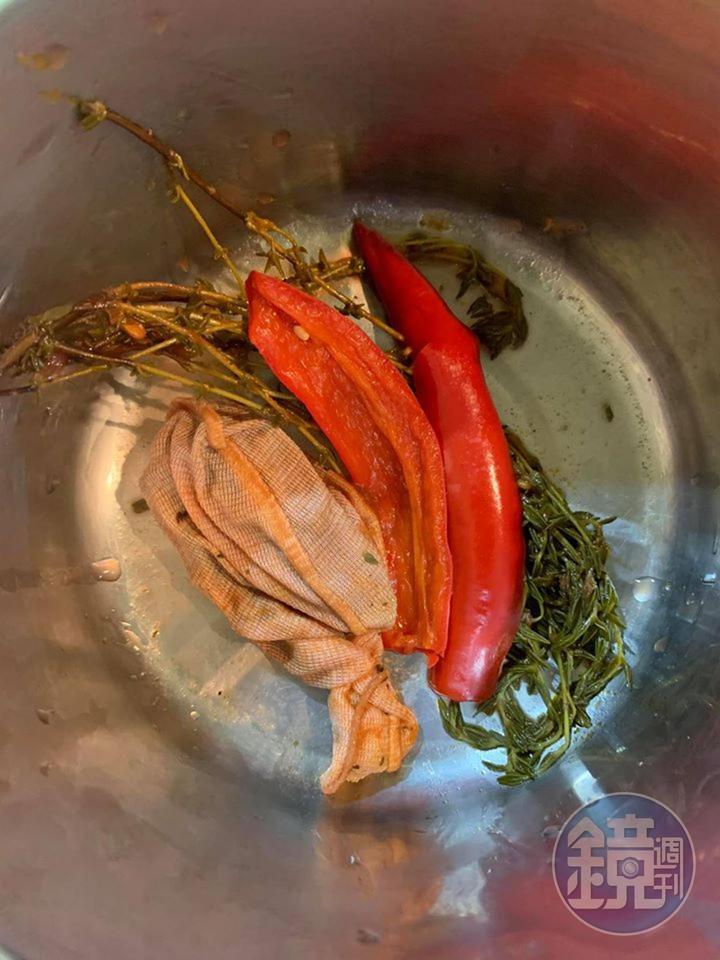 撈出已經煮出味道的香料。