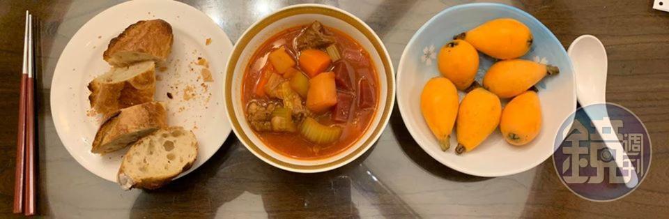 湯頭太鮮美，配著法國麵包吃，不小心就過量，旁邊是今日水果，當季的枇杷。