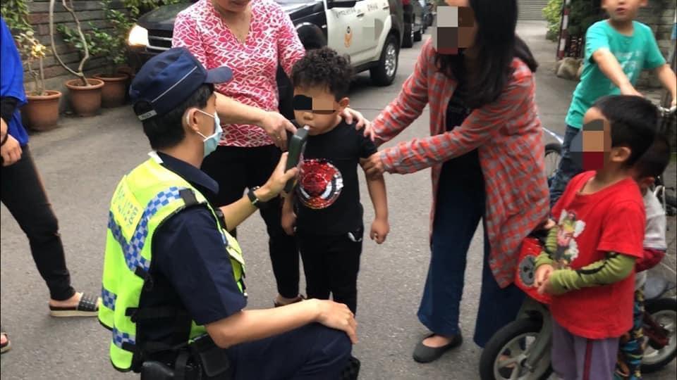 霧峰警分局員警對6歲童實施酒測,引發正反議論。(翻攝臉書)