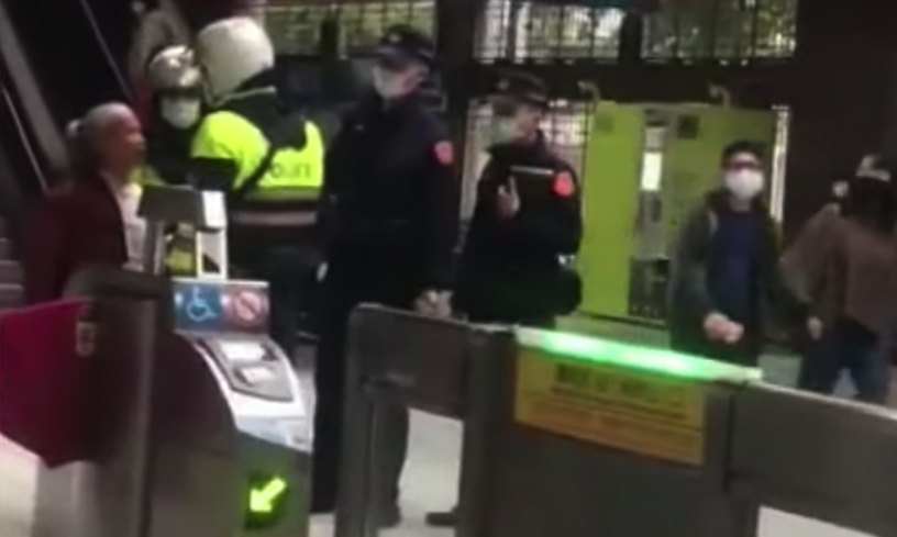 大媽因沒戴口罩在捷運站遭攔下，卻與警方和站務人員起口角。（翻攝自爆料公社）