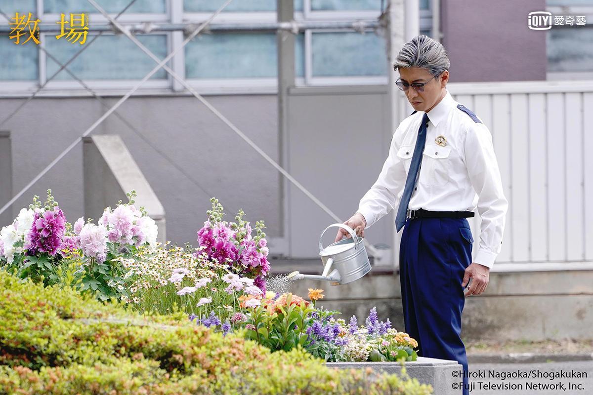木村拓哉不忘提醒因疫情無法外出的粉絲可以看他主演的《教場》。（愛奇藝台灣站提供）