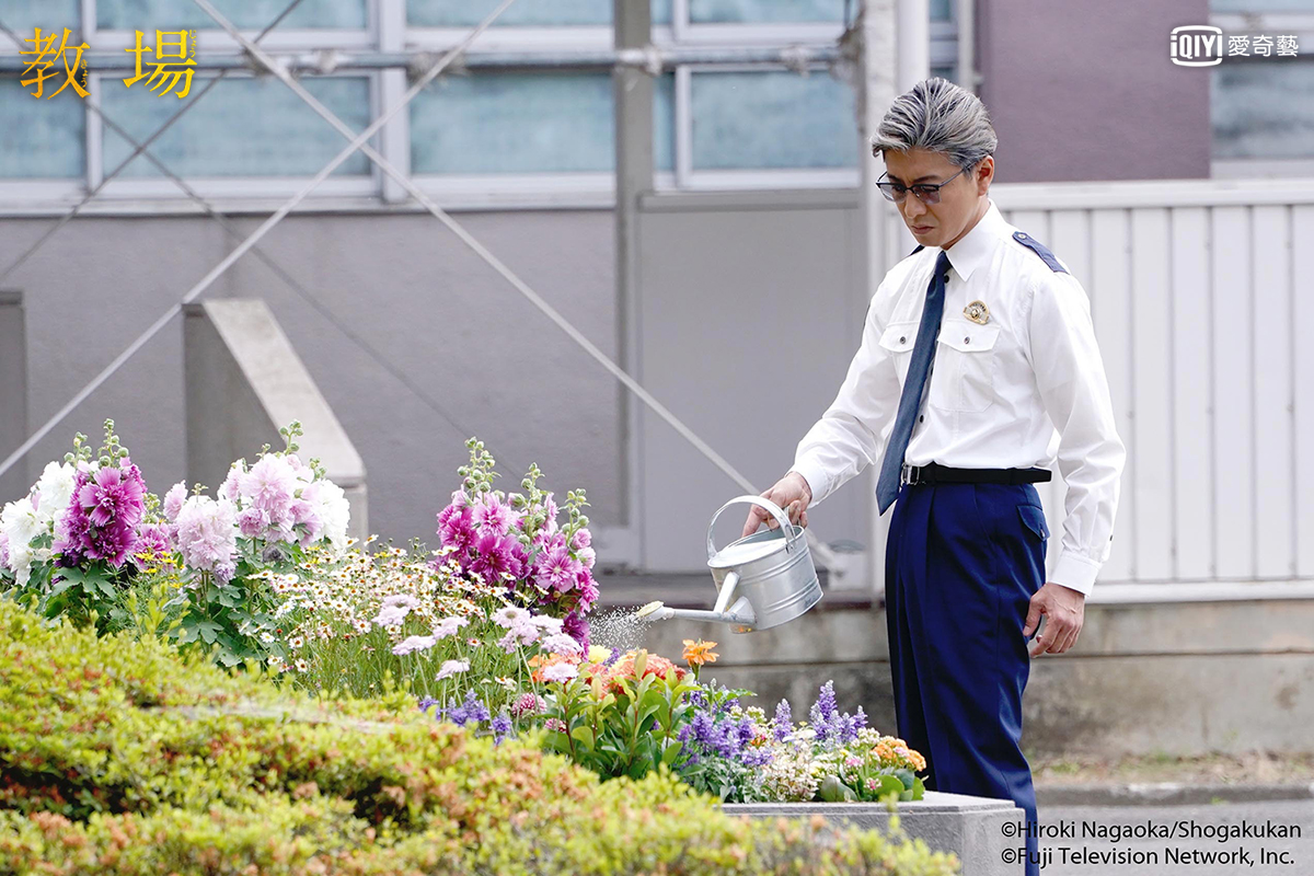 木村拓哉不忘提醒因疫情無法外出的粉絲可以看他主演的《教場》。（愛奇藝台灣站提供）