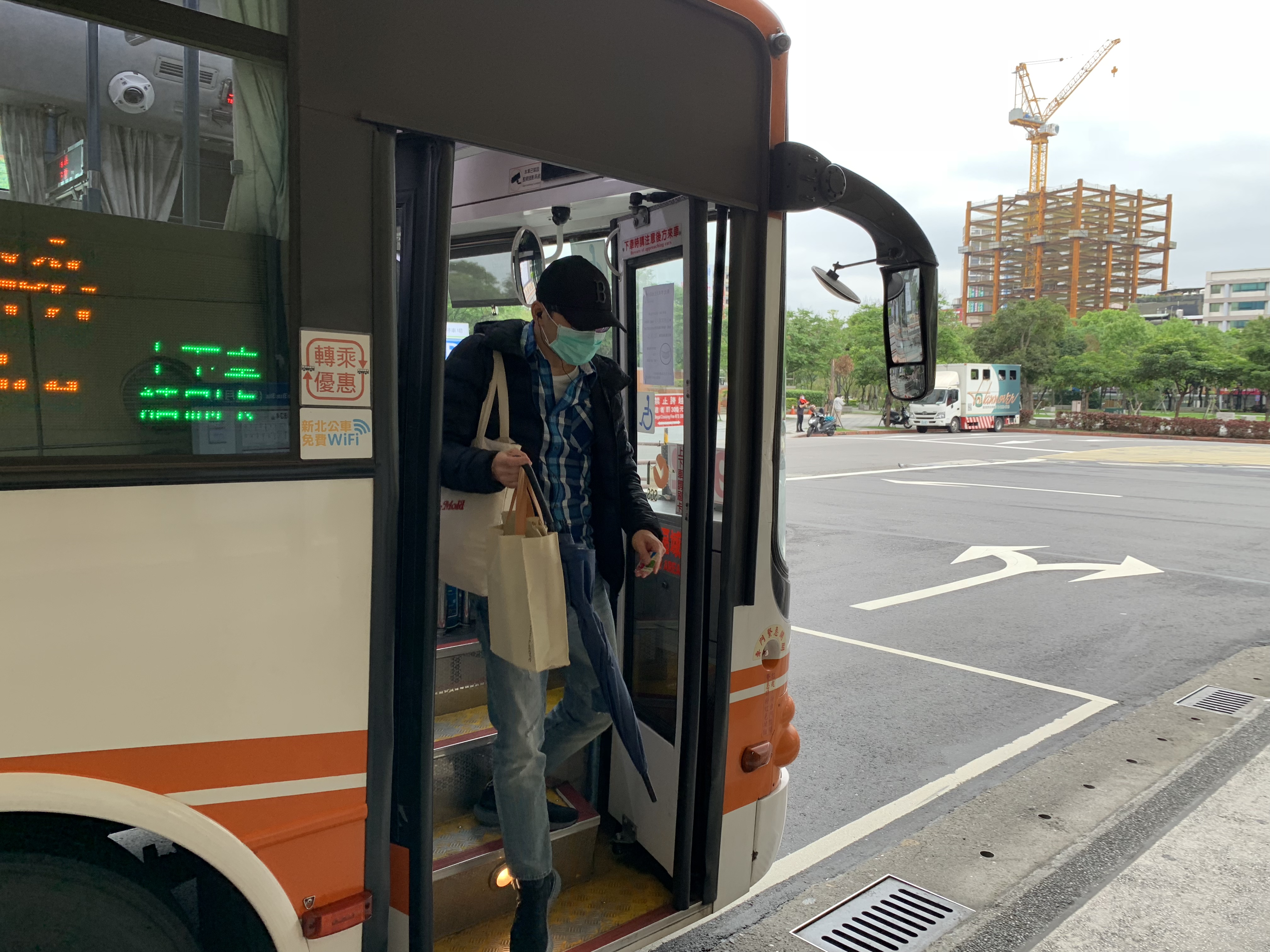 搭大眾運輸強制戴口罩第3日，新北有4人不聽勸導遭報警處理。（翻攝畫面，示意圖非當事人）