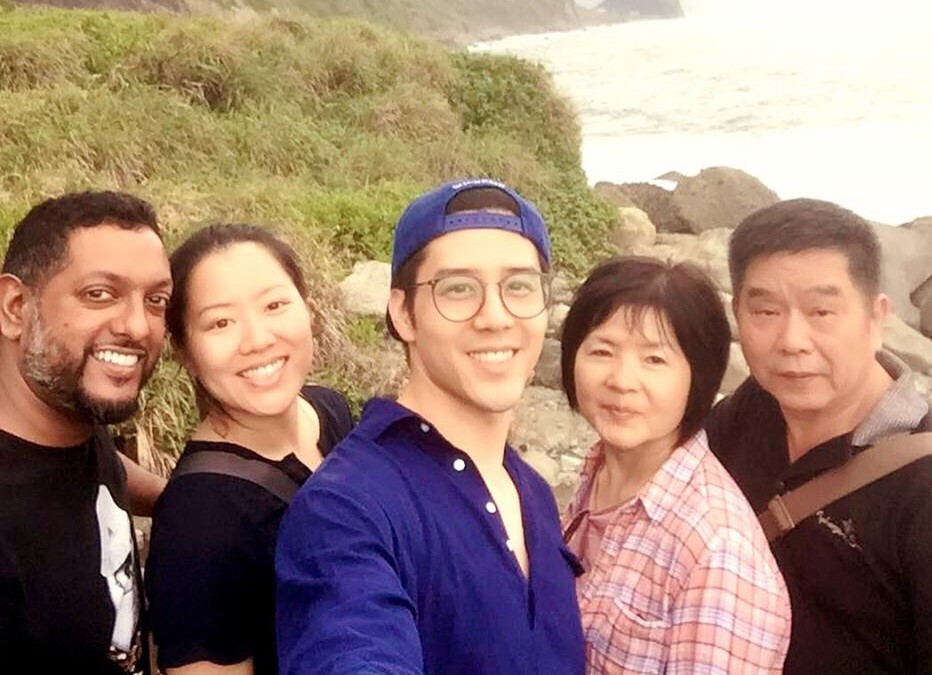 胡宇威上月初讓父母提前返回紐約，沒想到遇到疫情大爆發。（翻攝自胡宇威臉書）