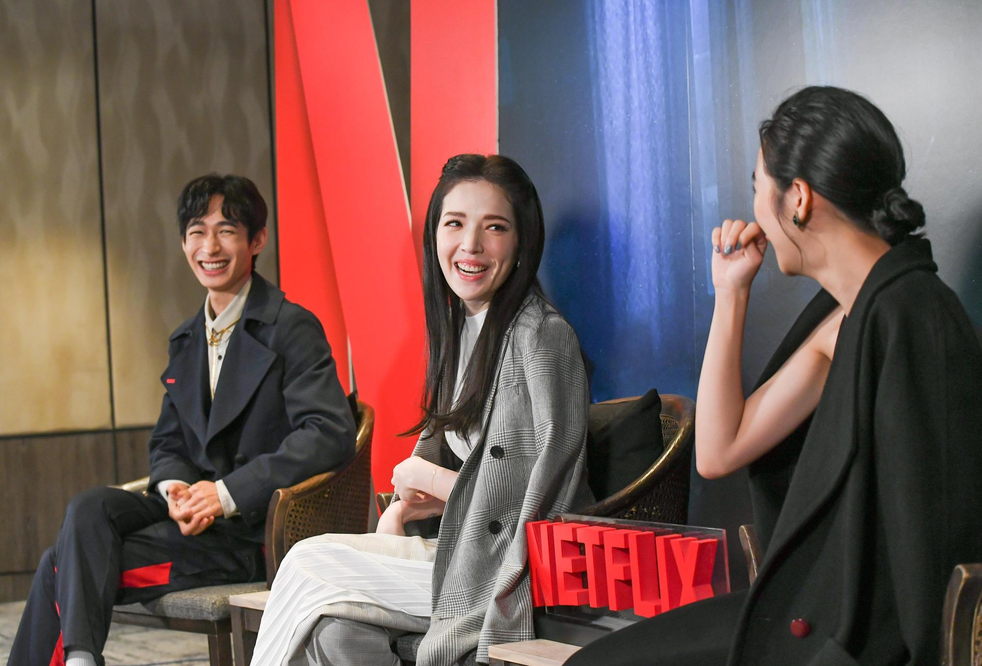 黃河(左起)、許瑋甯大談邊讀劇本邊猜凶手的刺激,但李沐(右)一時沒跟上話,兩人轉過頭驚呼:「妳怎麼可能不知道!」(Netflix提供)