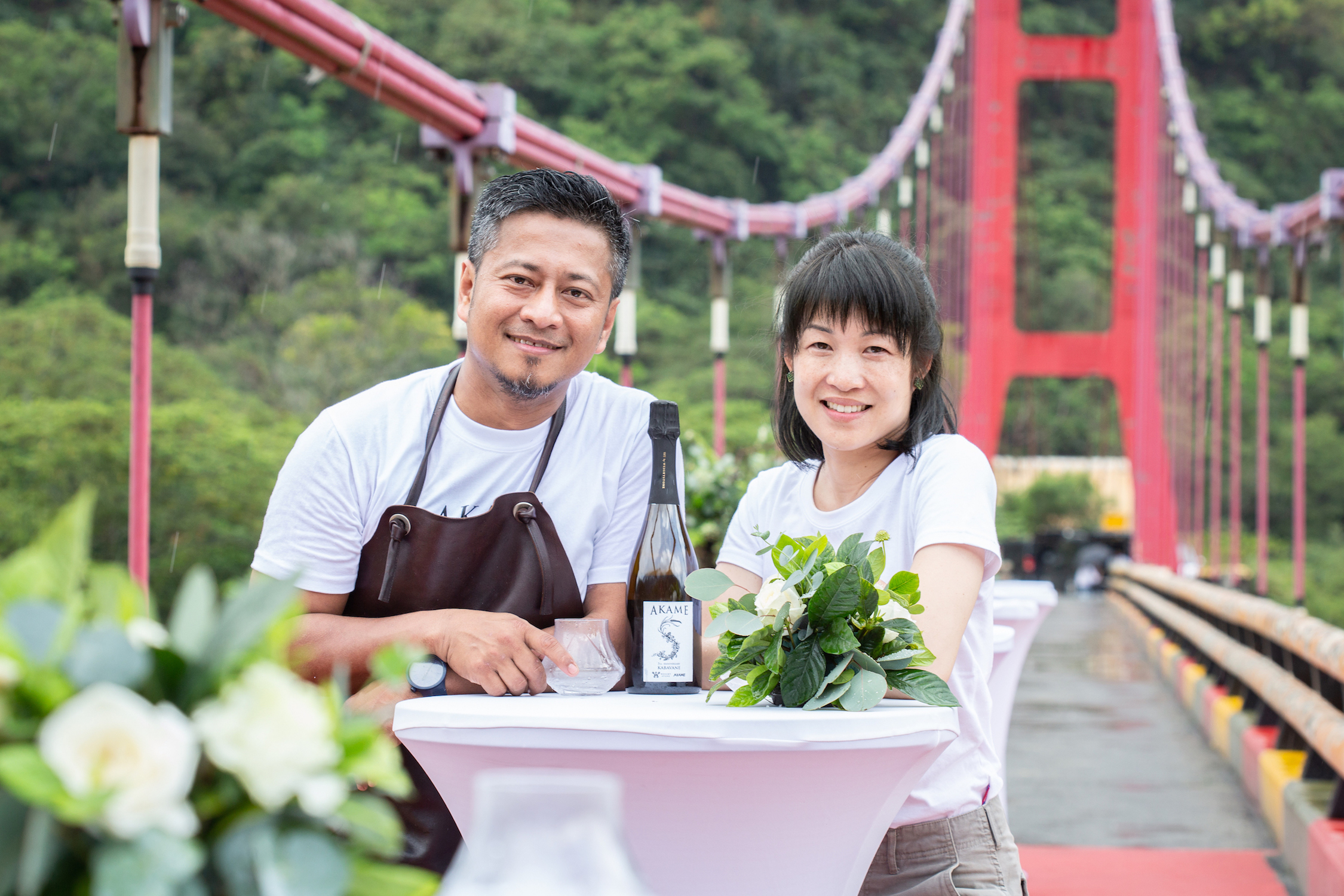 AKAME負責人彭天恩（左）與威石東酒莊執行長楊仁亞（右）以小米酒結合本土葡萄，以香檳法釀造一支微氣泡酒。