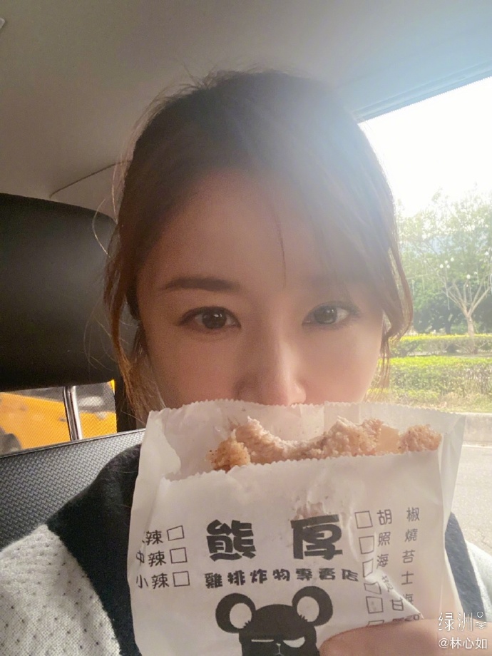 林心如拿著罪惡的雞排下午茶，為自己拍戲補充能量。（翻攝自林心如微博）
