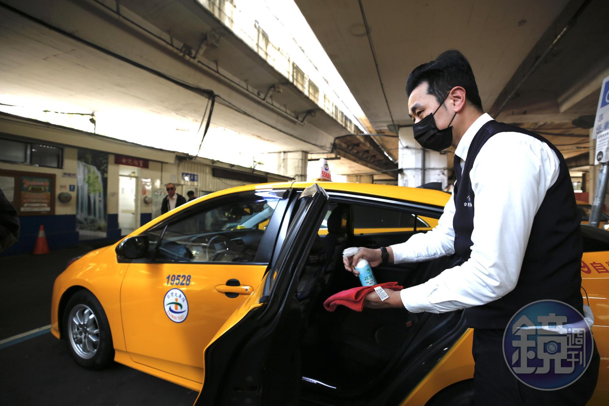 民眾若搭乘計程車不戴口罩,司機可以拒載,圖為運將消毒車內畫面,資料照。
