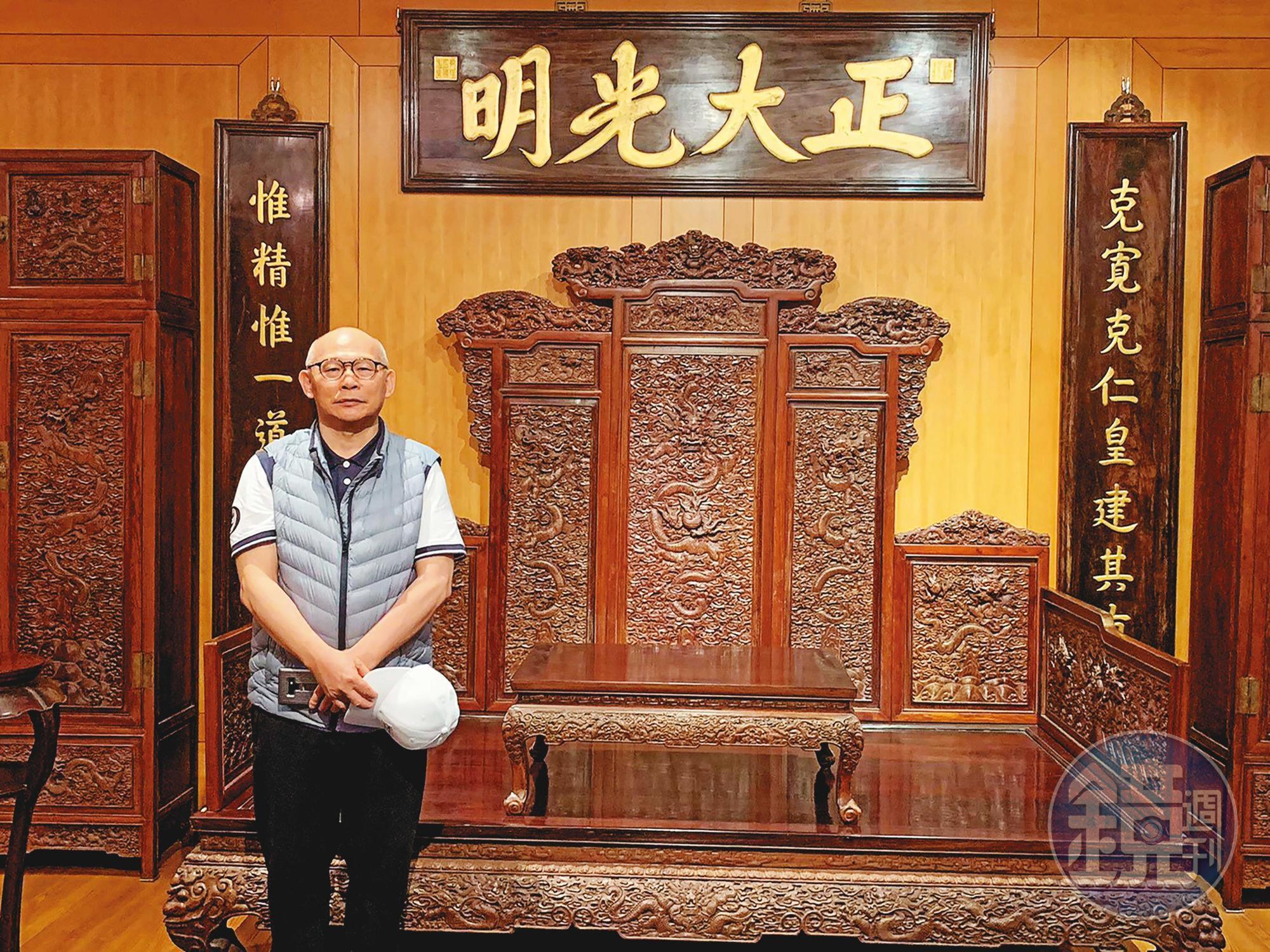 許顯名前科累累，卻在正大光明的牌匾前留影，十分諷刺。（讀者提供）