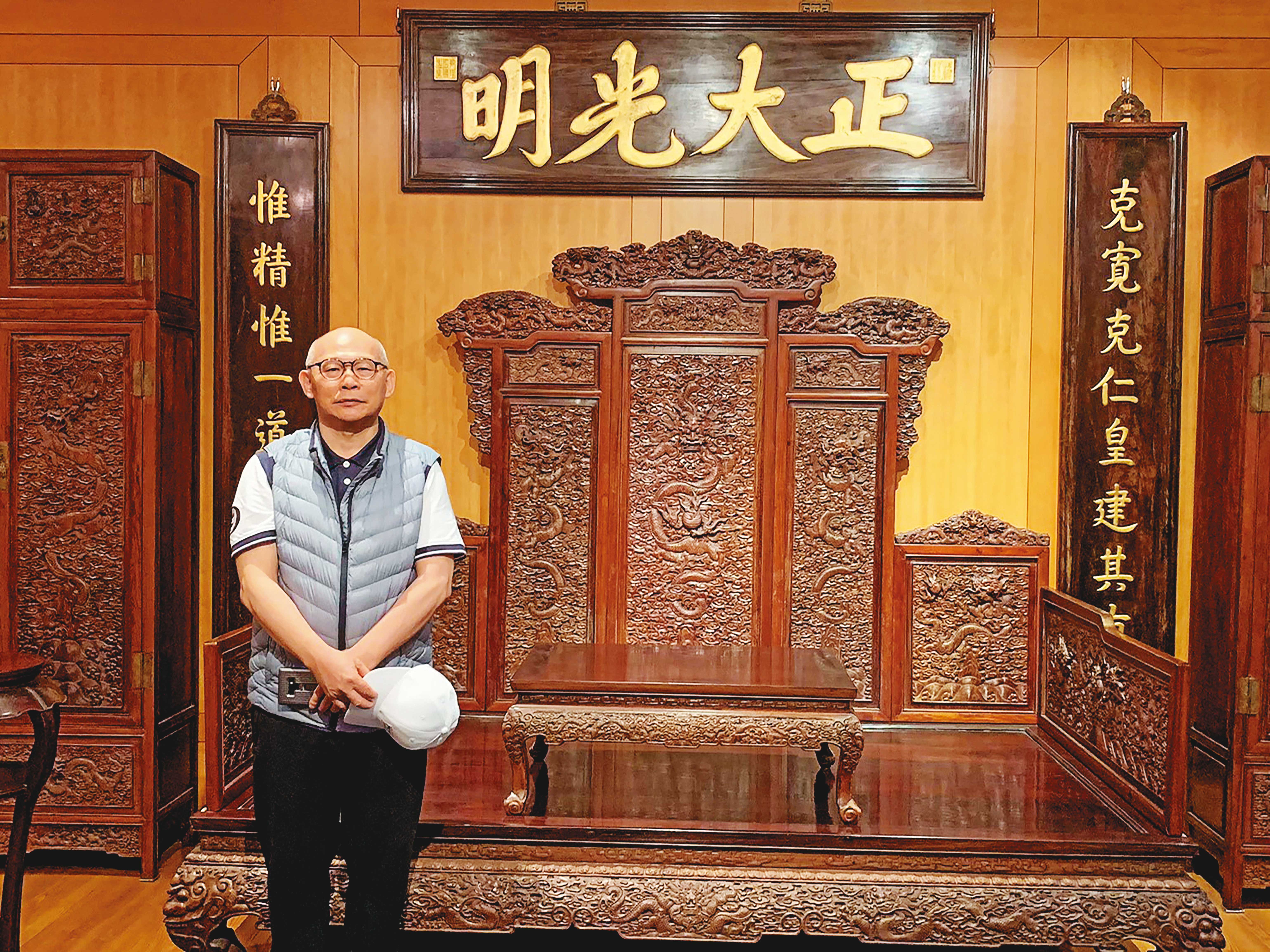 許顯名前科累累，卻在正大光明的牌匾前留影，十分諷刺。（讀者提供）