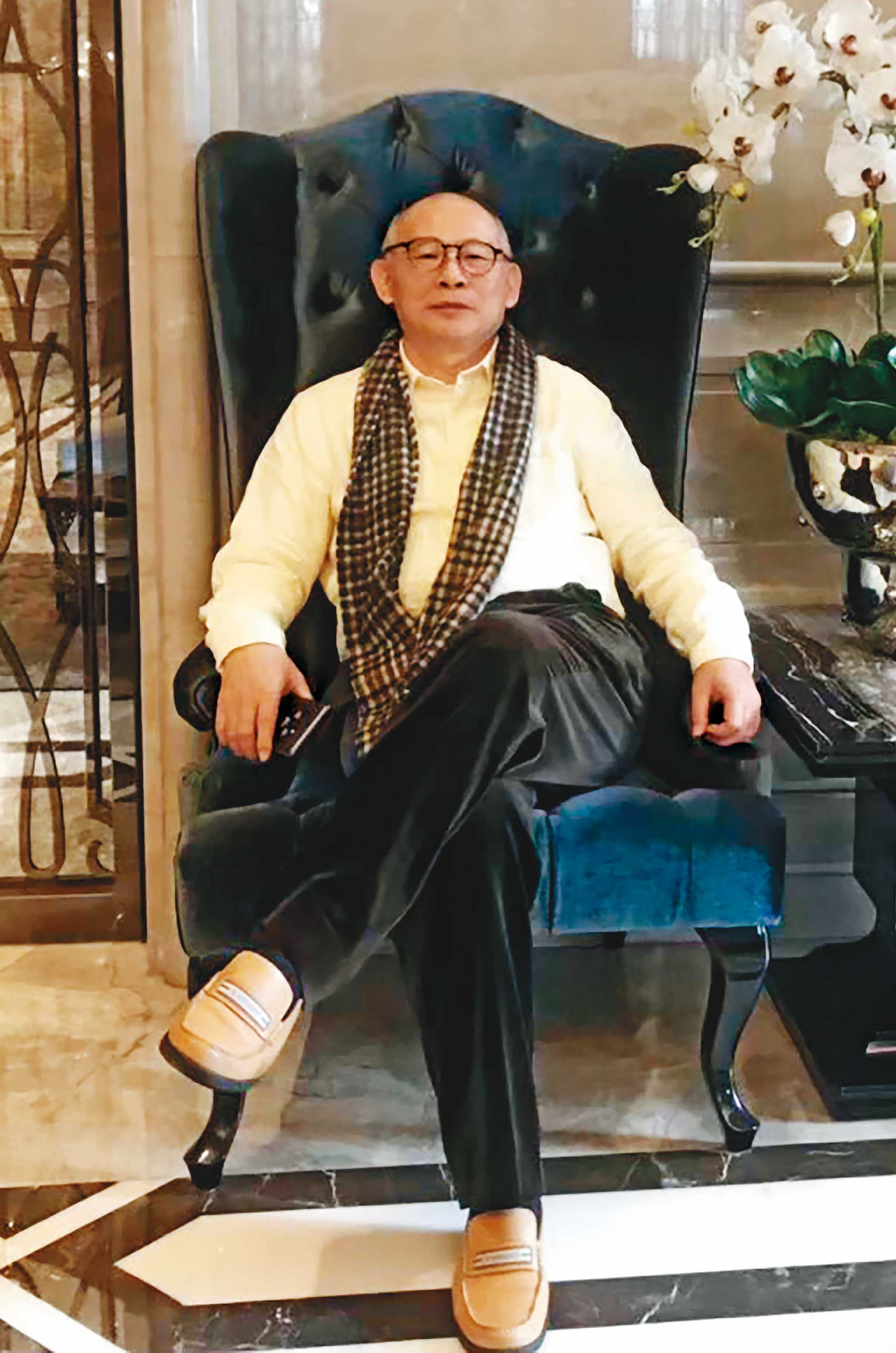 許顯名故意營造多金的形象,以便找目標下手行騙。(讀者提供)