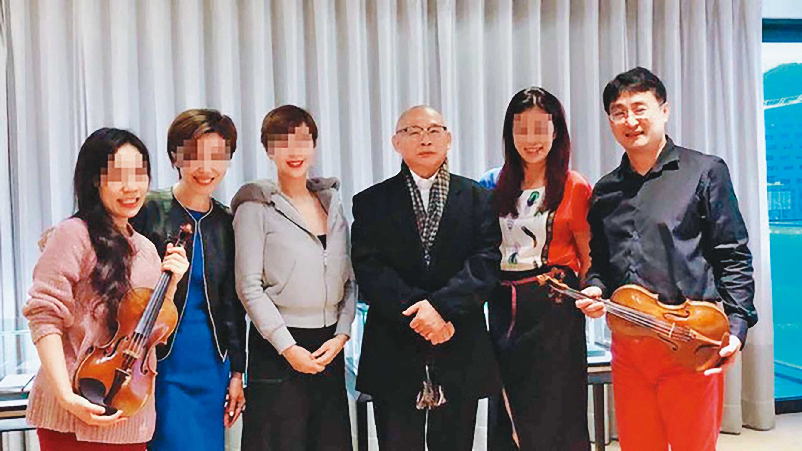 許顯名（右3）以買琴當藉口，與小提琴家張鎮洲（右）搭上線。（讀者提供）