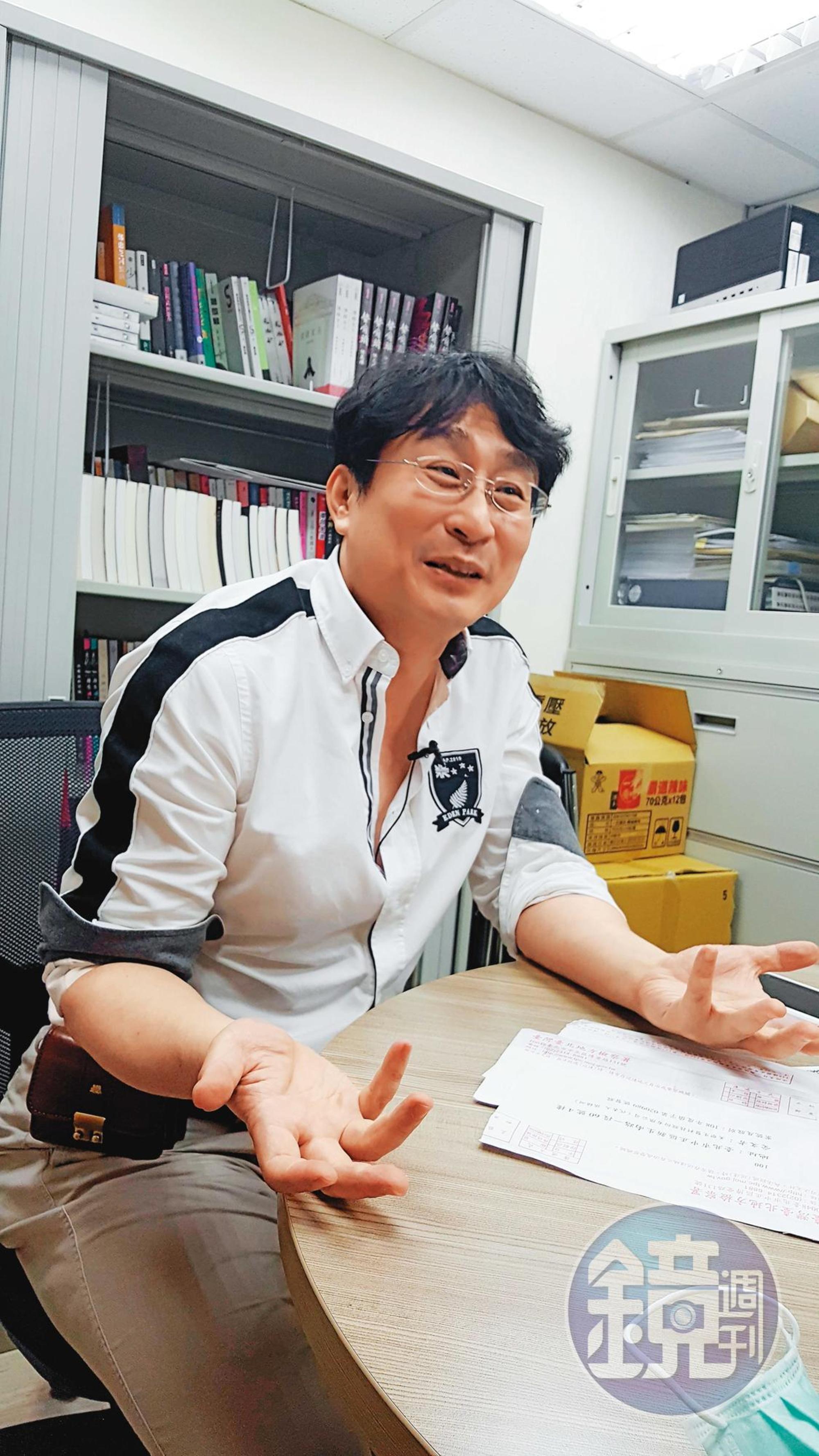 張鎮洲(圖)指控許顯名假借買琴的名義,與他合照,再去詐騙。