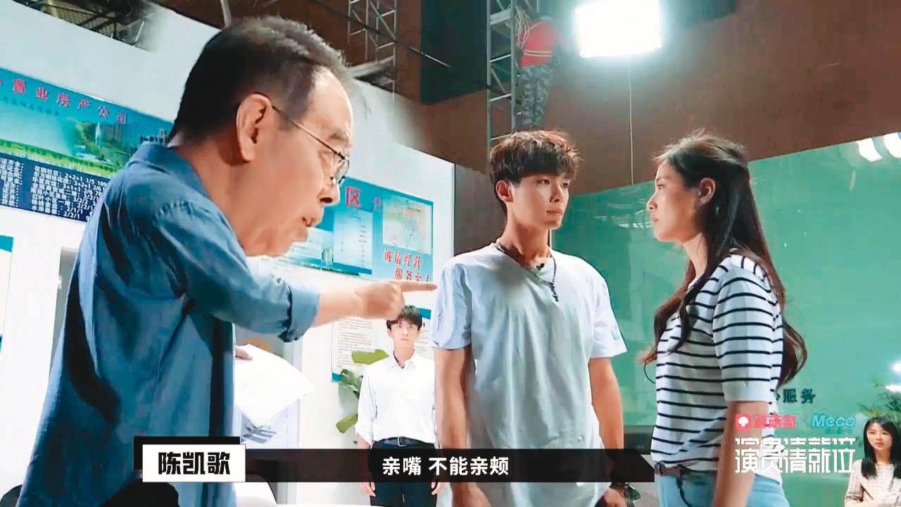 炎亞綸（中）參與《演員請就位》節目，努力表現演技，導演陳凱歌（左）對他很讚賞。（翻攝自WeTV）