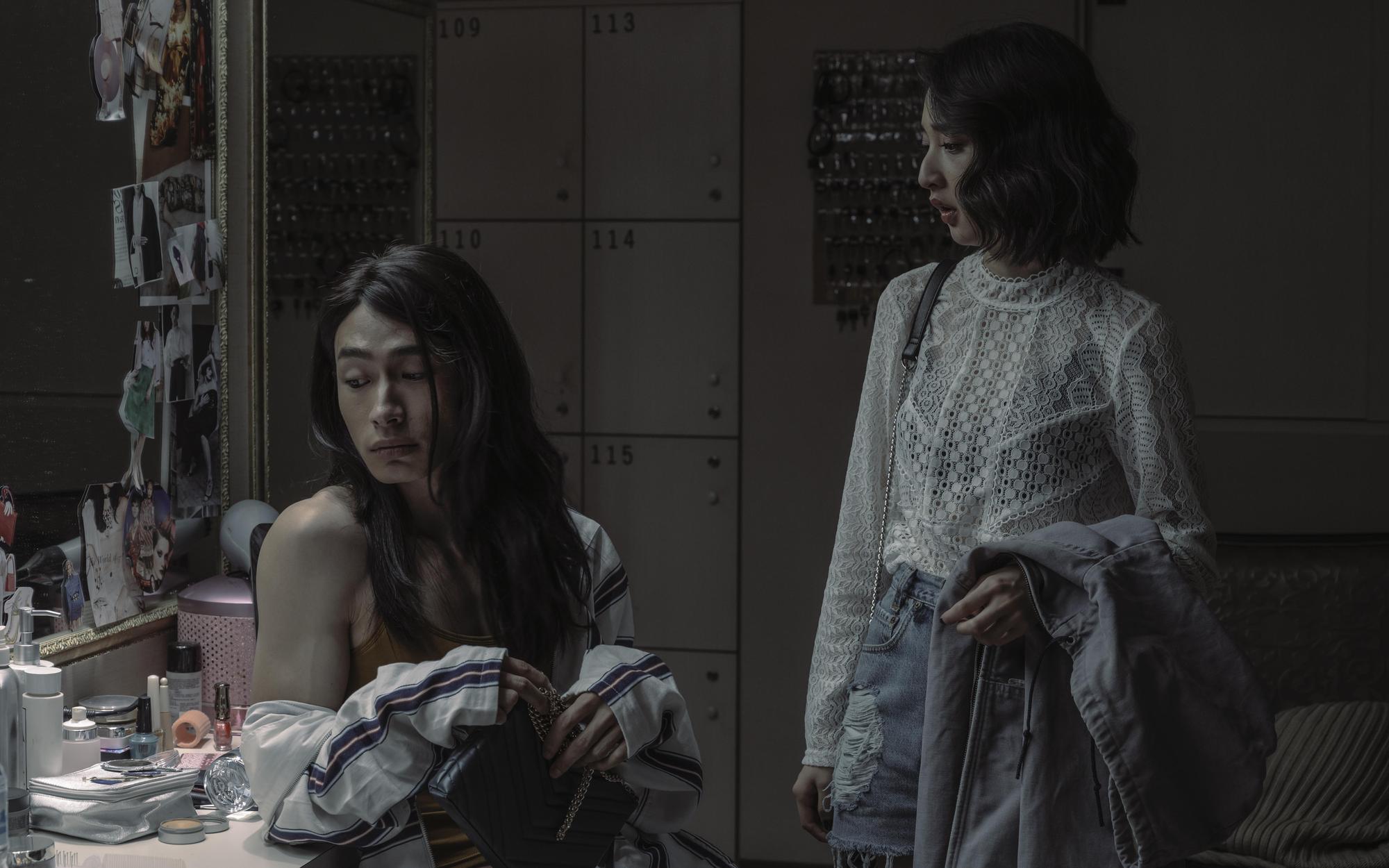 黃河(左)在《誰是被害者》挑戰跨性別角色,與李沐(右)互相扶持。(Netflix提供)