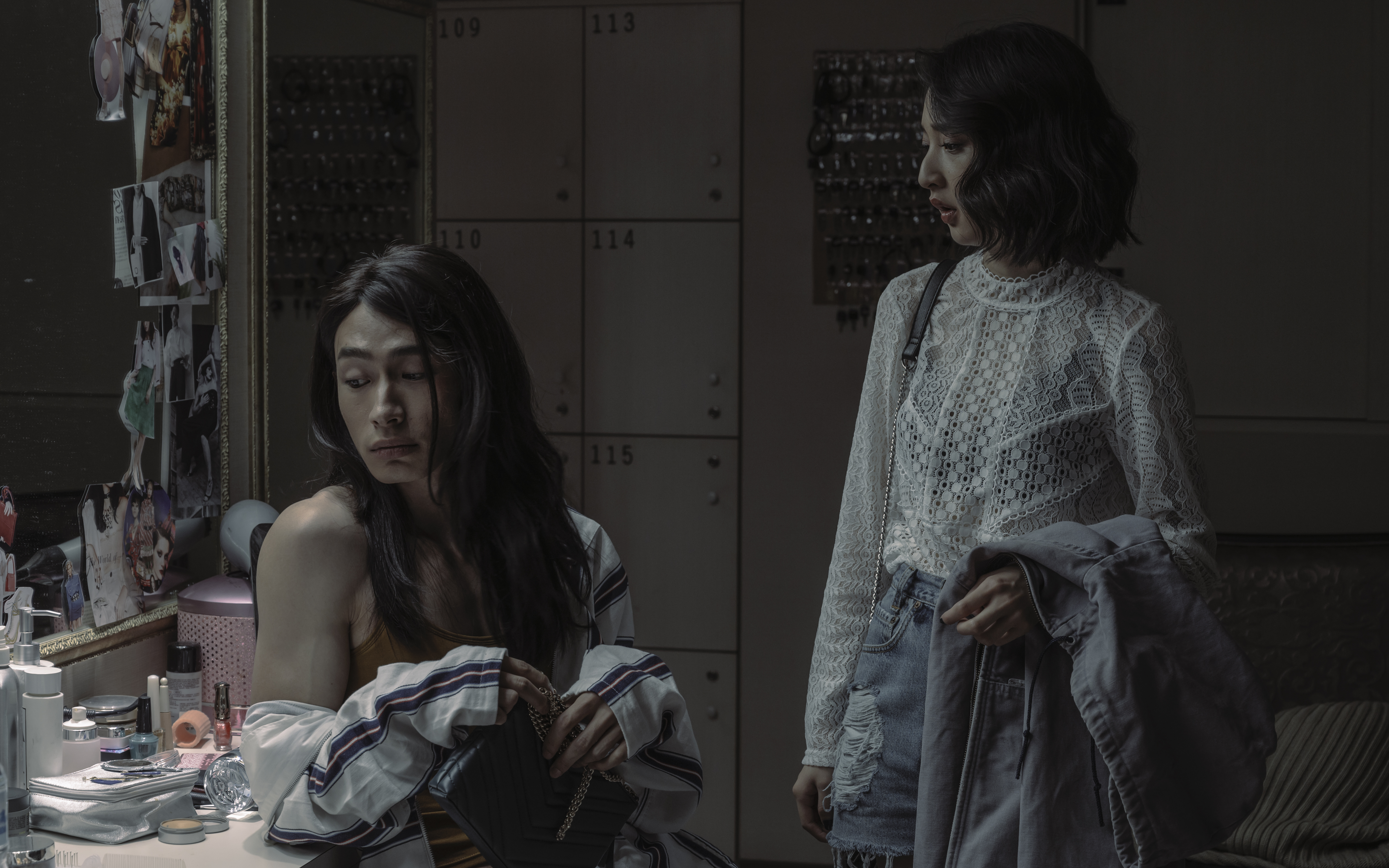 黃河（左）在《誰是被害者》挑戰跨性別角色，與李沐（右）互相扶持。（Netflix提供）