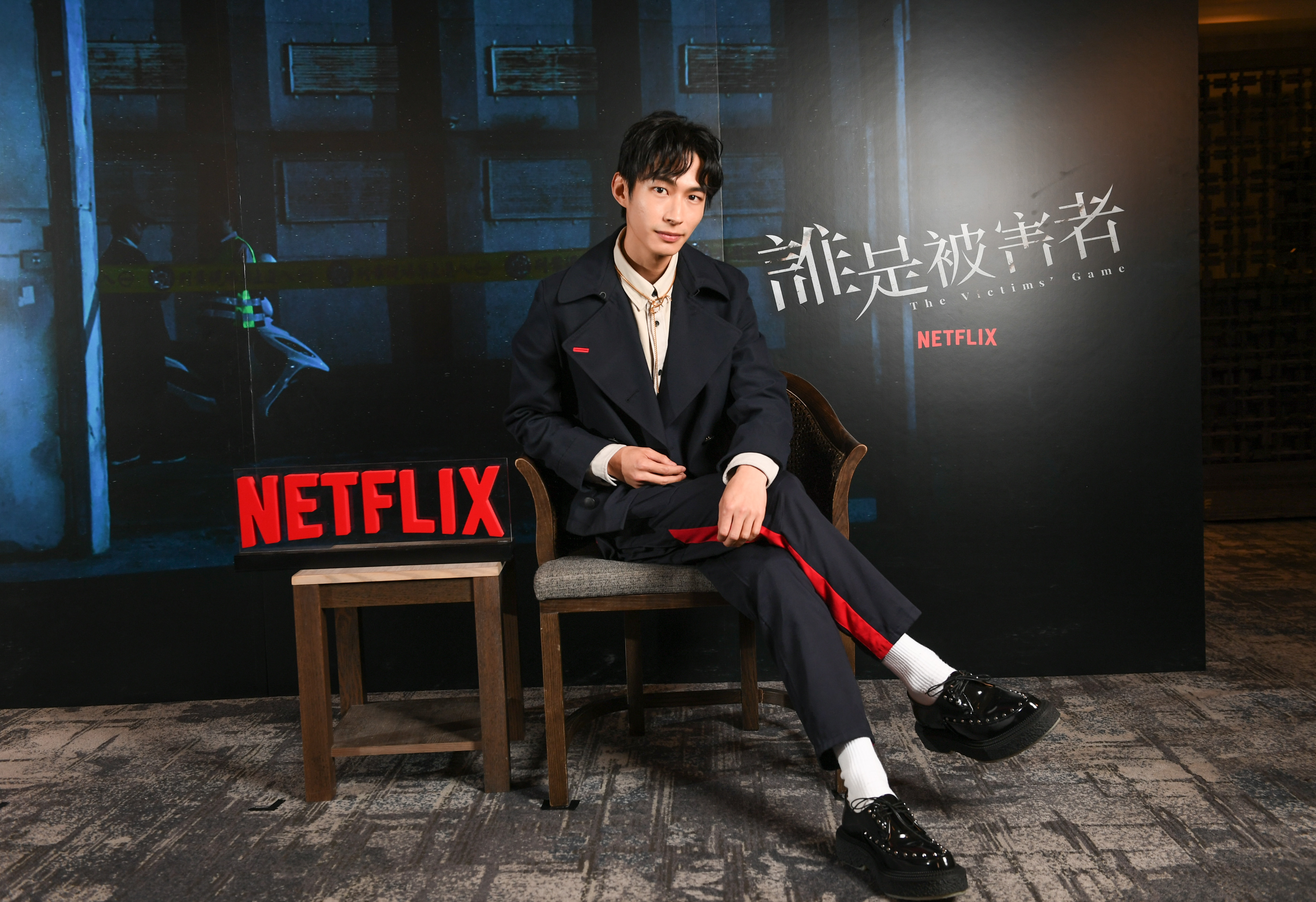 黃河現學現賣，示範女生如何讓腿看起來修長的坐姿。（Netflix提供）