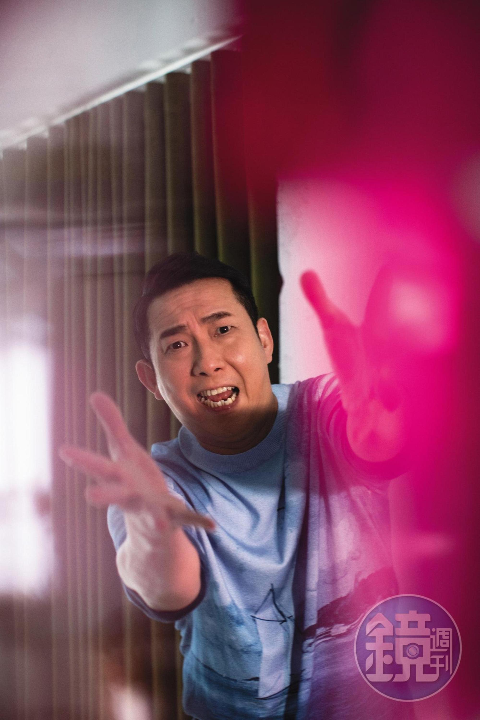 這張照片是呼應十歲的屈中恆,在家「不小心」玩火,好孩子千萬不要學。
