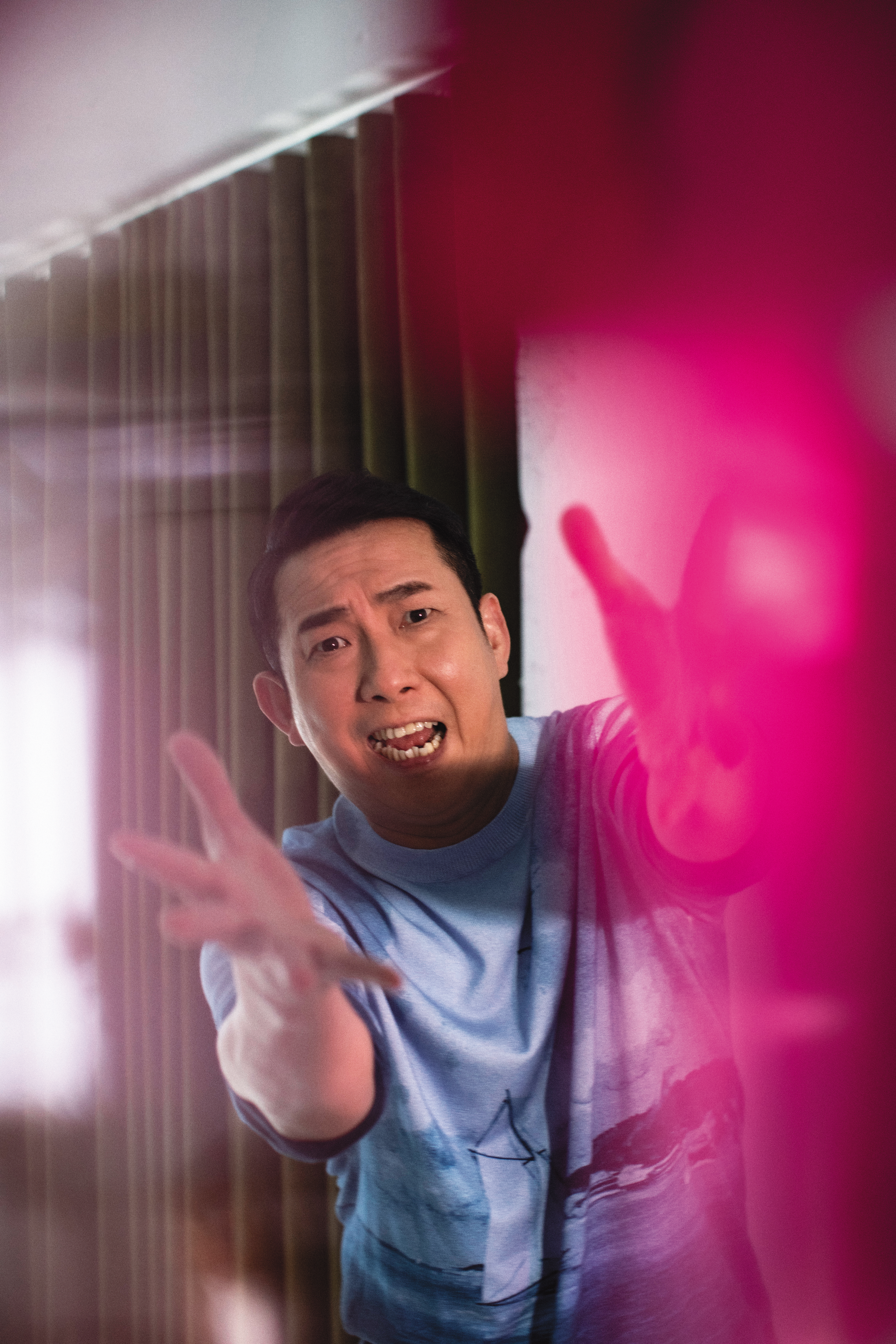 這張照片是呼應十歲的屈中恆，在家「不小心」玩火，好孩子千萬不要學。 