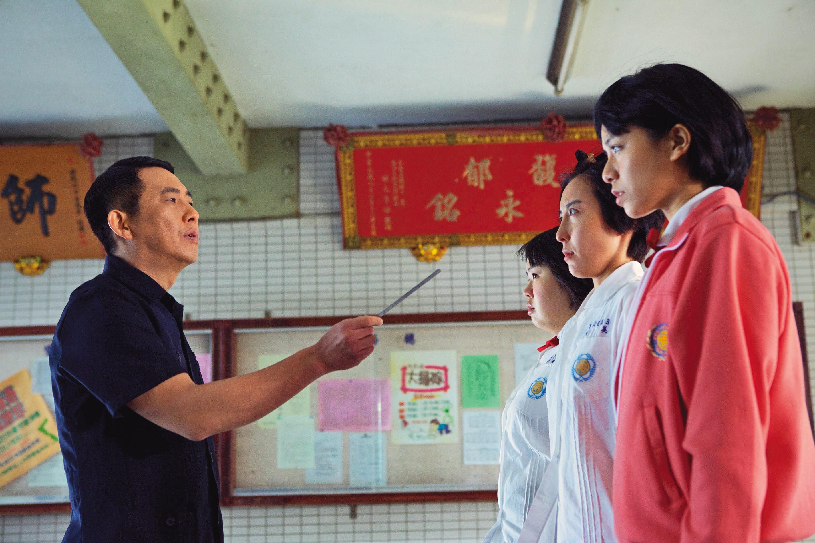 電影《我的少女時代》中，屈中恆（左）扮演訓導主任，對著宋芸樺（右1）管教。（華聯國際提供）