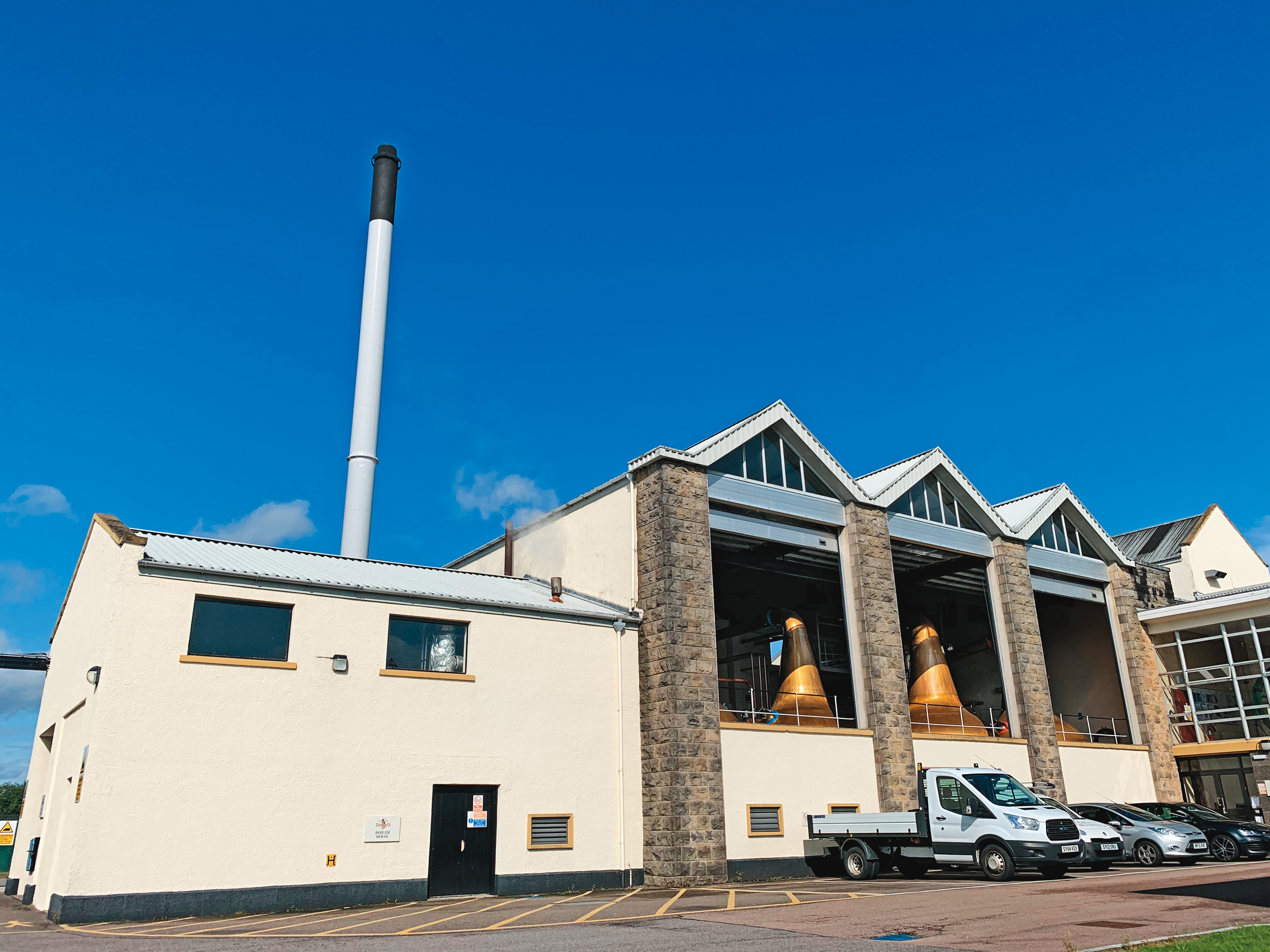 雅墨酒廠1年產出3.2百萬升新酒，都會由酒罐車運送到格拉斯哥移地儲存，不放在酒廠。