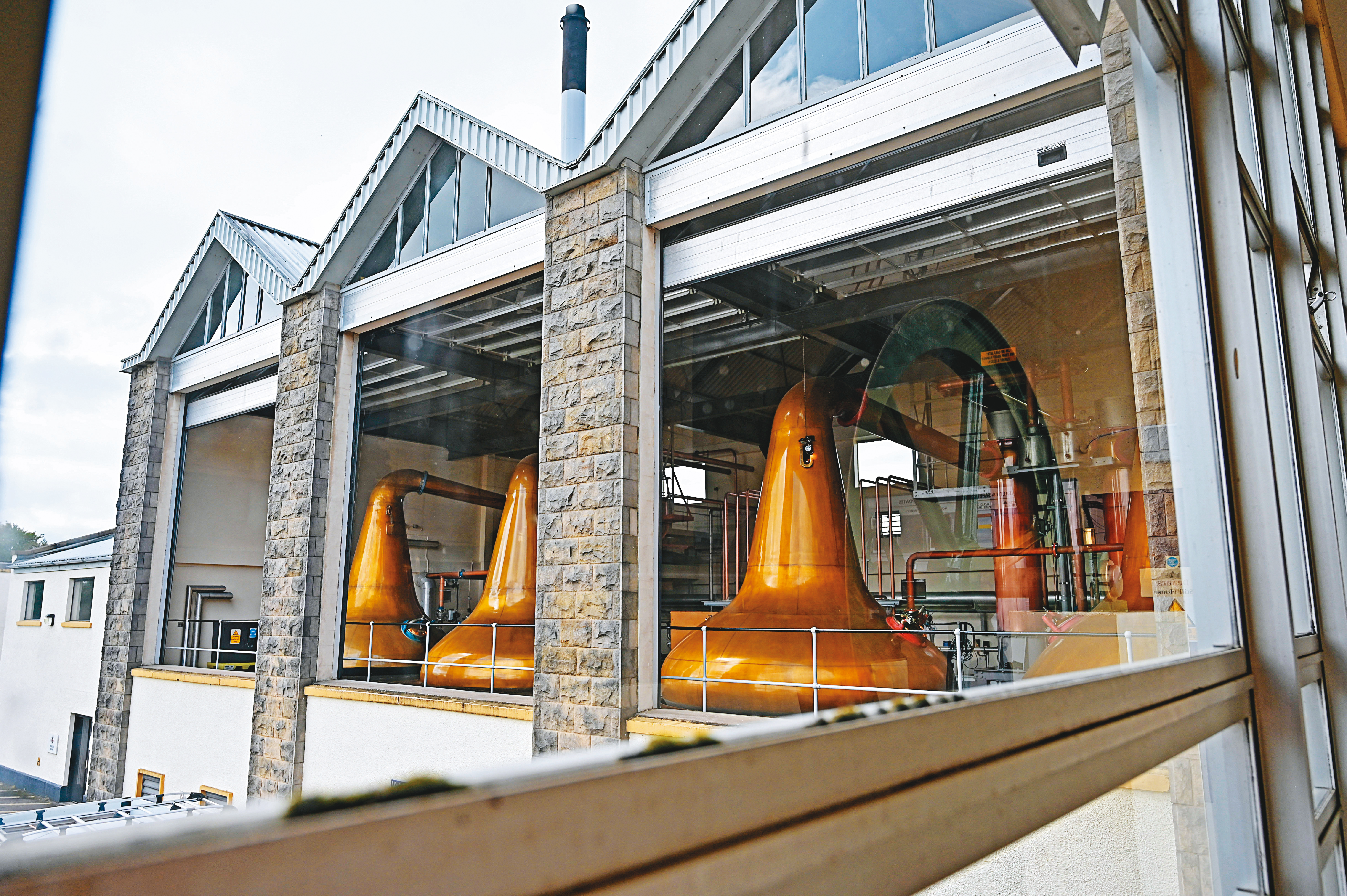 百加得以及帝亞吉歐旗下很多酒廠的蒸餾室，當年都是由同一組設計師設計，因為當年皆屬於UD聯合酒業，外觀看起來都一樣。圖為半開放式的櫥窗展示蒸餾器。