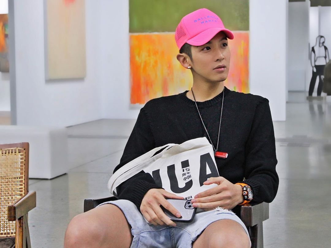 柯震東的粉紅色鴨舌帽因與前緋聞女友陳亮君約會男友人戴的是同一款，被懷疑與女方復合。（翻攝自柯震東IG）