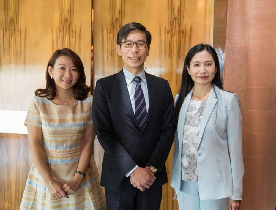 民進黨立委羅美玲（左）是衛福部食藥署長吳秀梅（右）的弟妹。（翻攝羅美玲臉書）