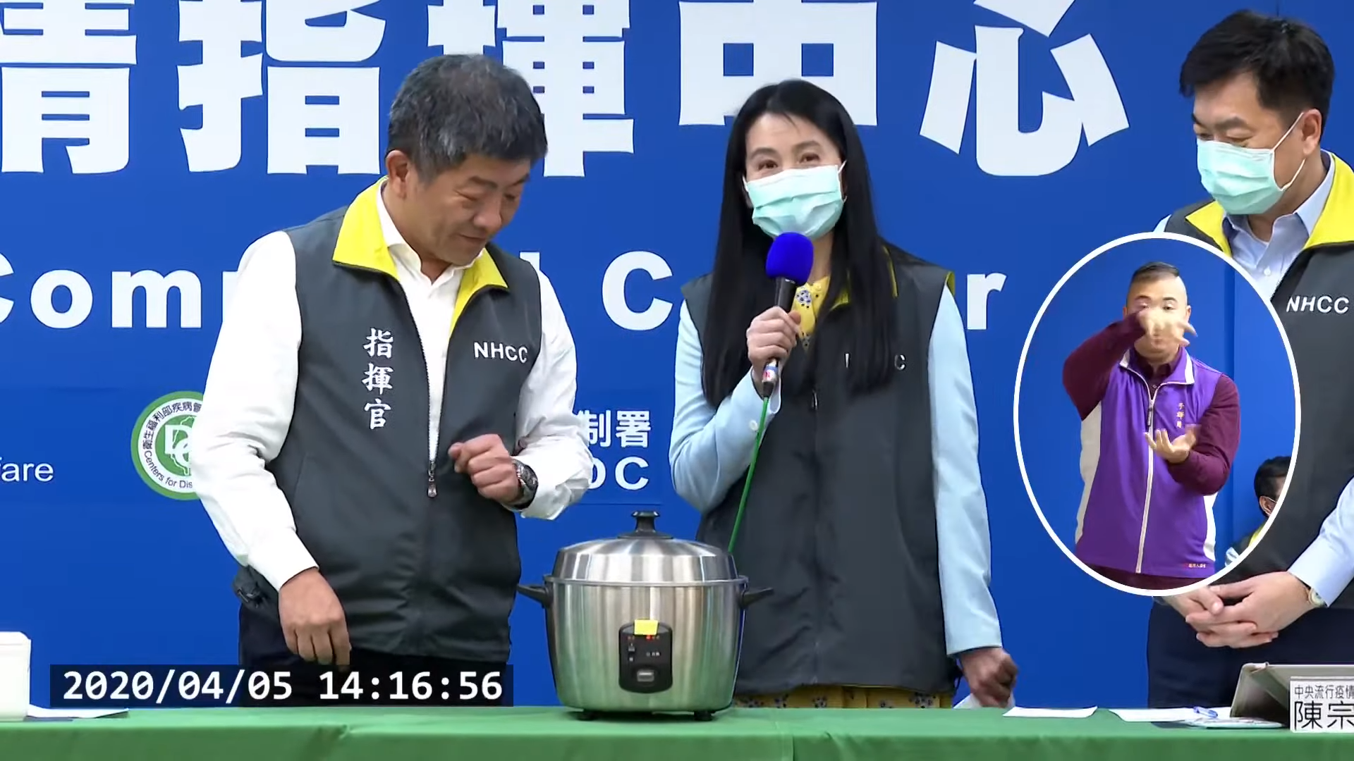 食藥署長吳秀梅(中)昨在中央流行疫情指揮中心記者會與衛福部長陳時中(左)示範如何用電鍋蒸口罩。(翻攝衛福部疾管署YouTube頻道)