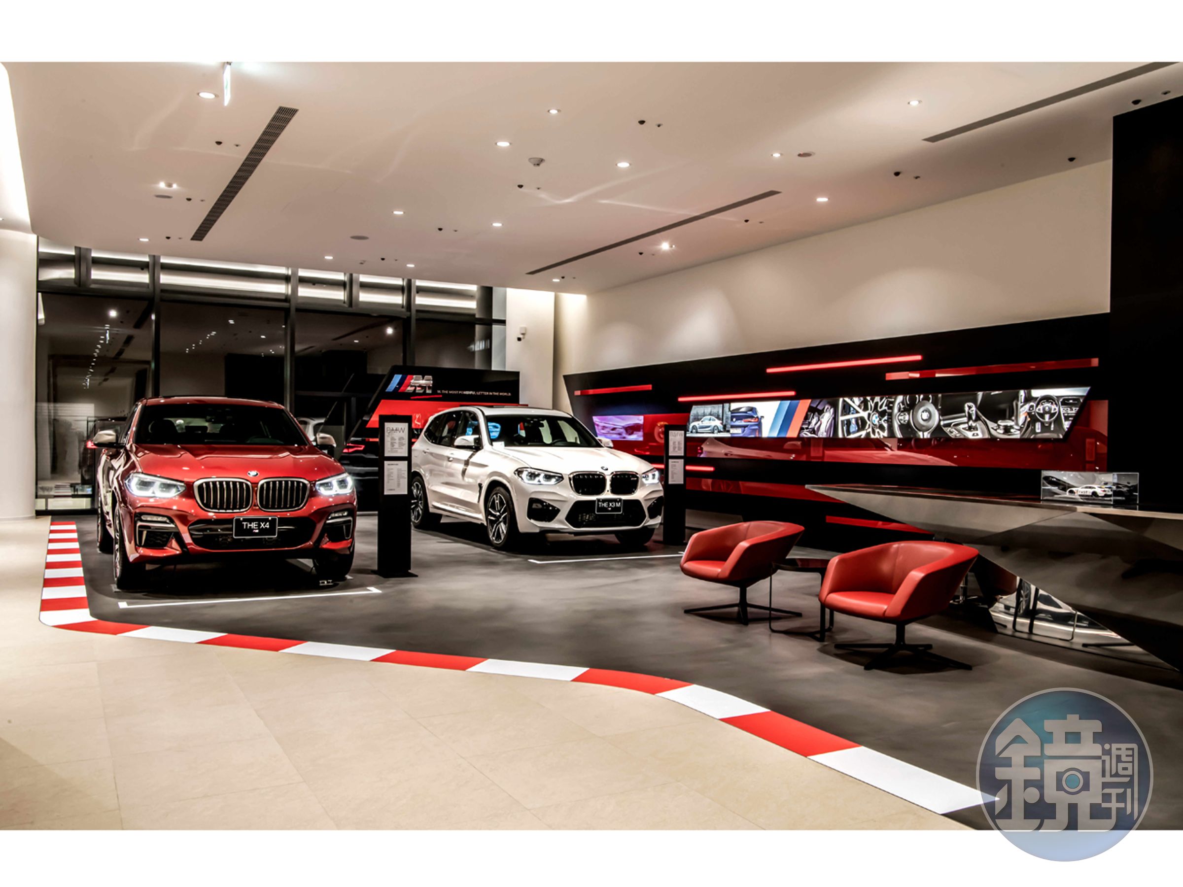充滿熱血競技氛圍的M跑車展示空間，展出多款由BMW M品牌打造的高性能車款。