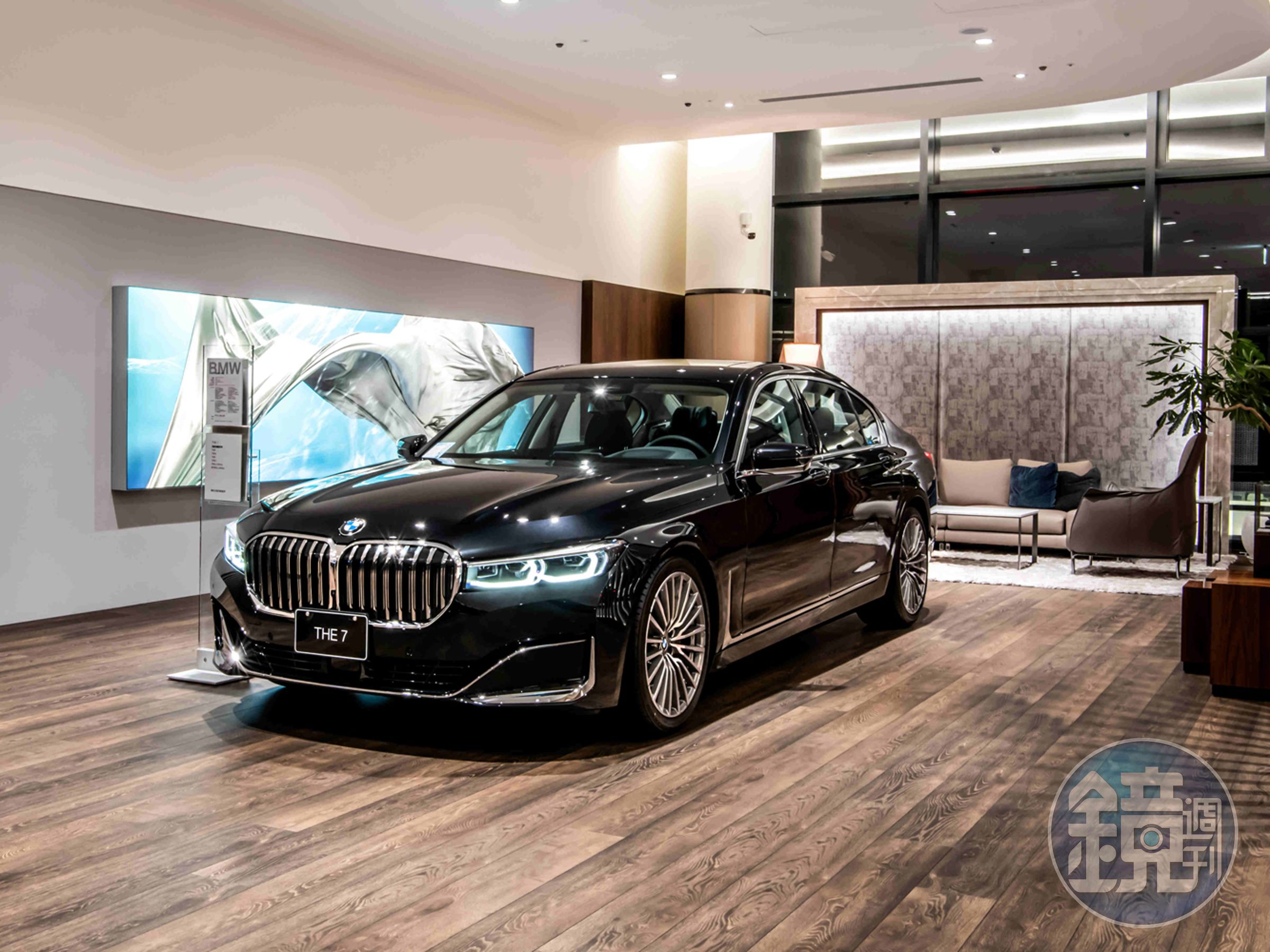 Luxury Class旗艦車款專屬區域提供黑卡等級的VIP私密賞車空間。