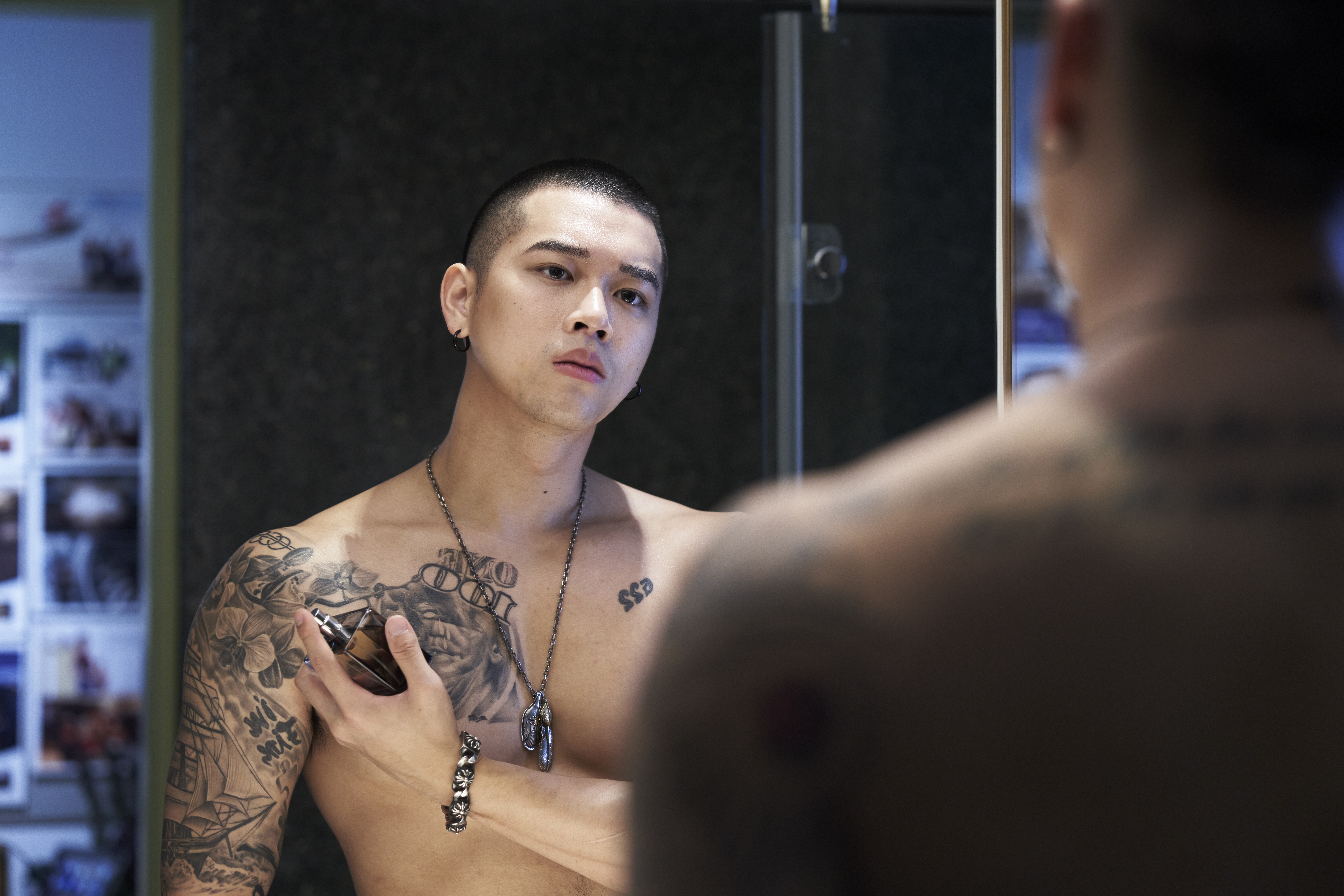 高爾宣脫下寬鬆潮T，露出精壯身材與刺青代言香衣水。（SHARECO香衣水提供）