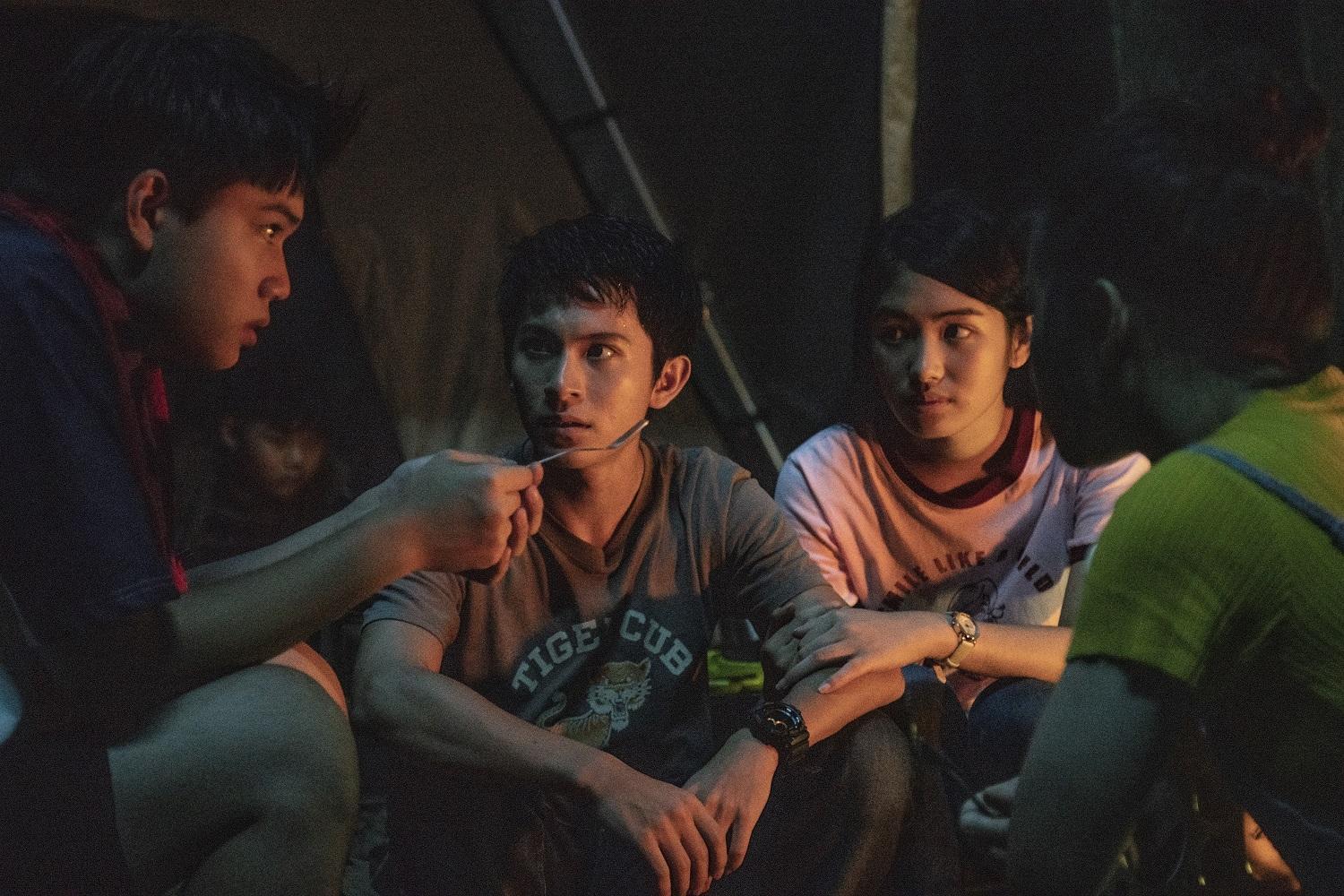 劉子銓(左)在系列作品中橫跨兩部，當起鬼魂流連人間，劇照為他與林暉閔與雷嘉納演出的作品《捉迷藏》。（七十六号原子）