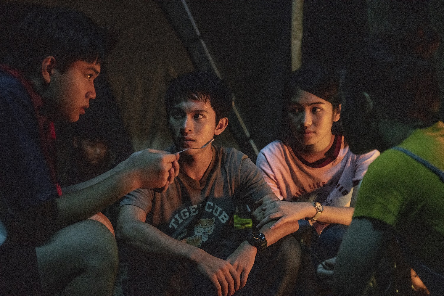 劉子銓(左)在系列作品中橫跨兩部，當起鬼魂流連人間，劇照為他與林暉閔與雷嘉納演出的作品《捉迷藏》。（七十六号原子）